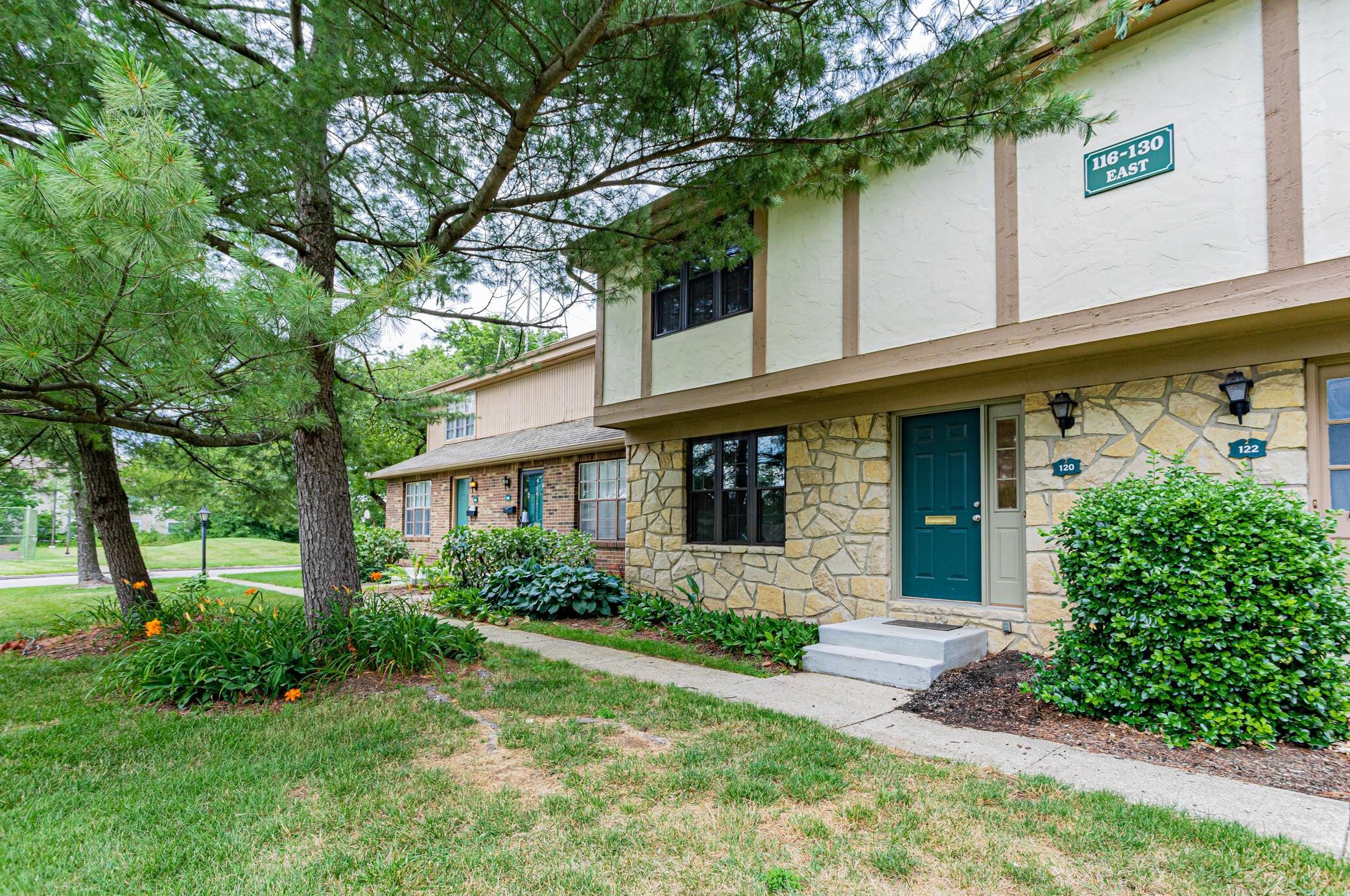 120 Stornoway Dr, Columbus, OH 43213-2102