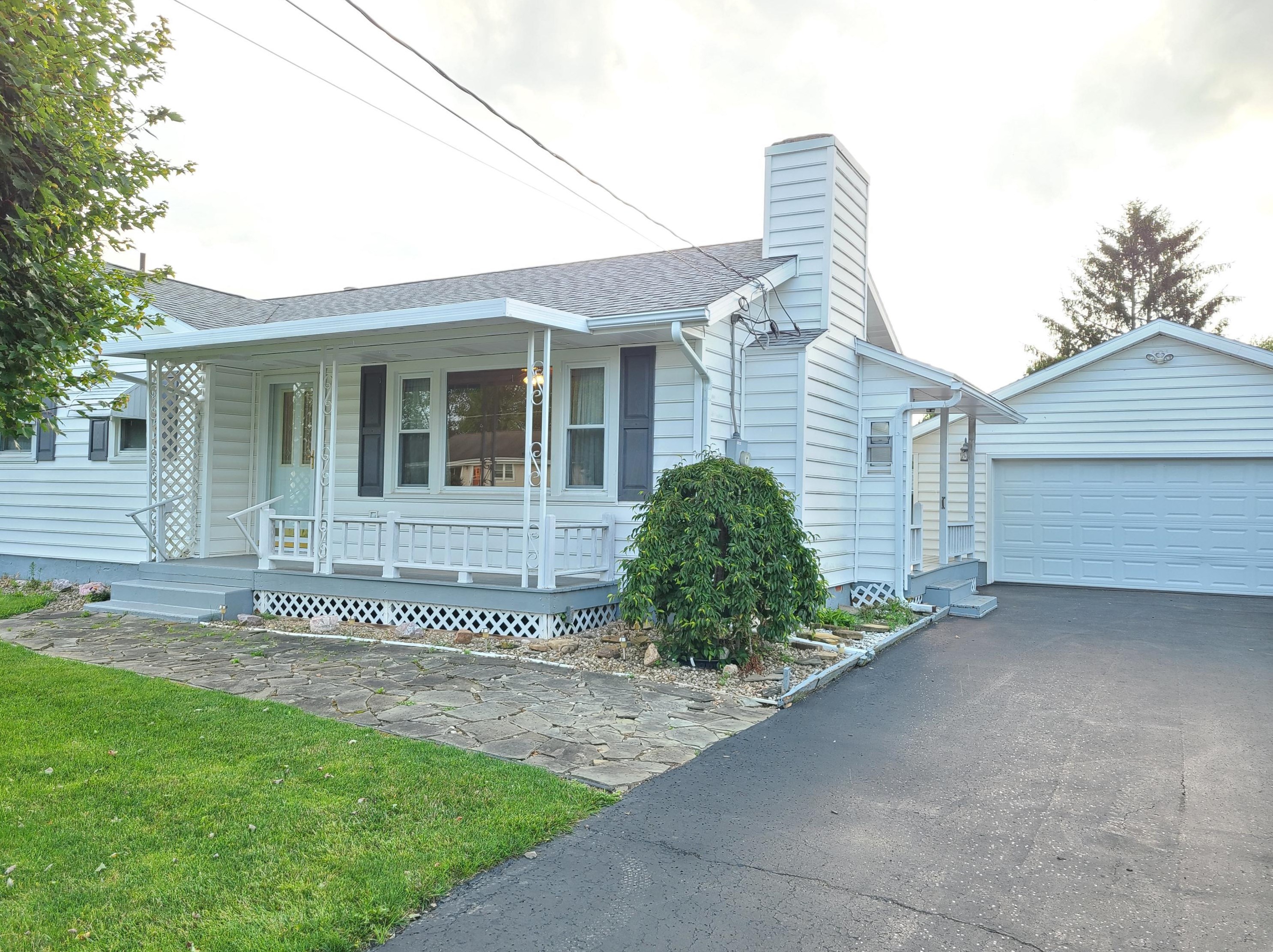 666 Willowcrest Ln, Sugar Grove Lake, OH 44833