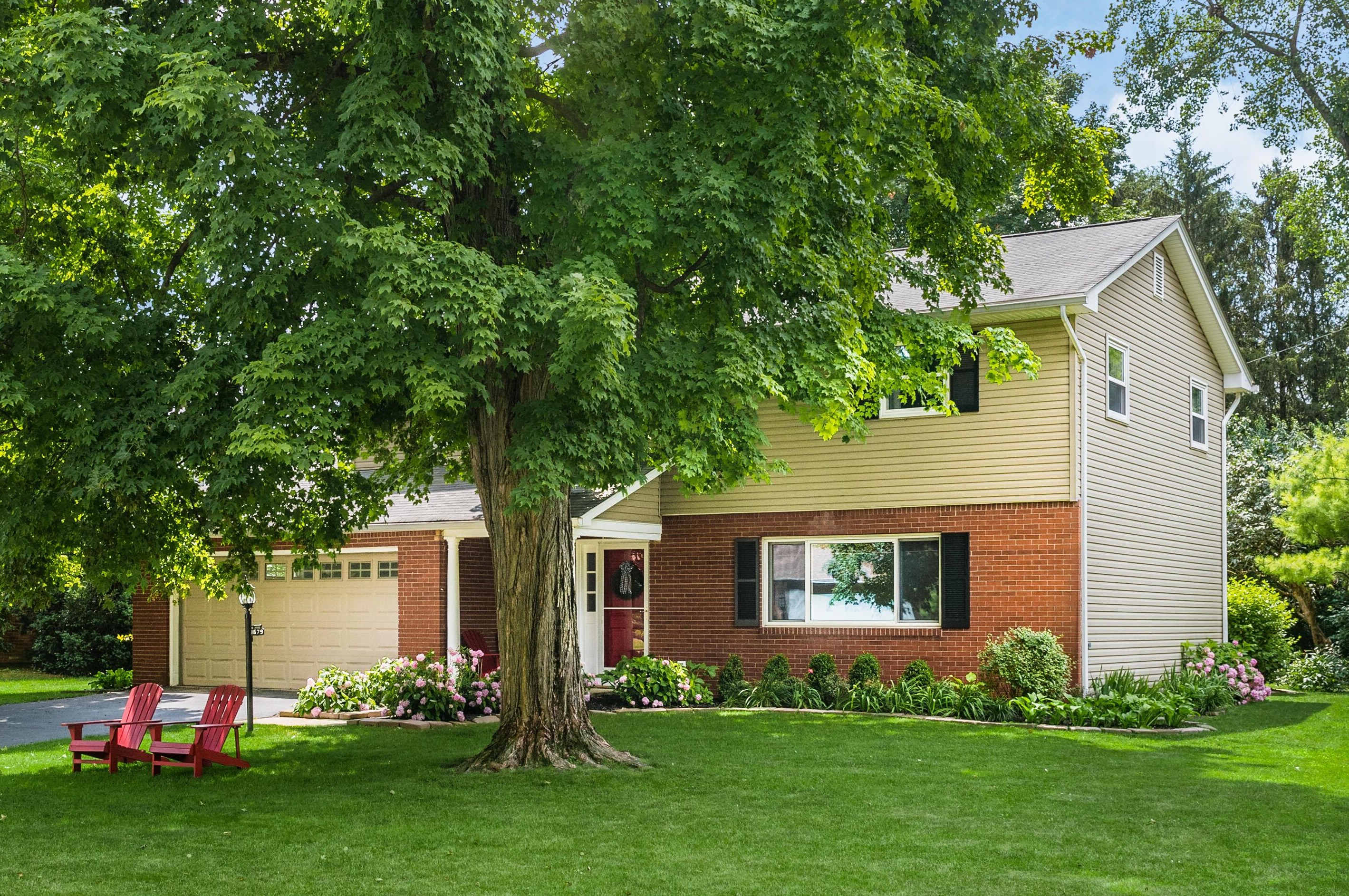 1679 Sussex Ct, Columbus OH  43220-3850 exterior