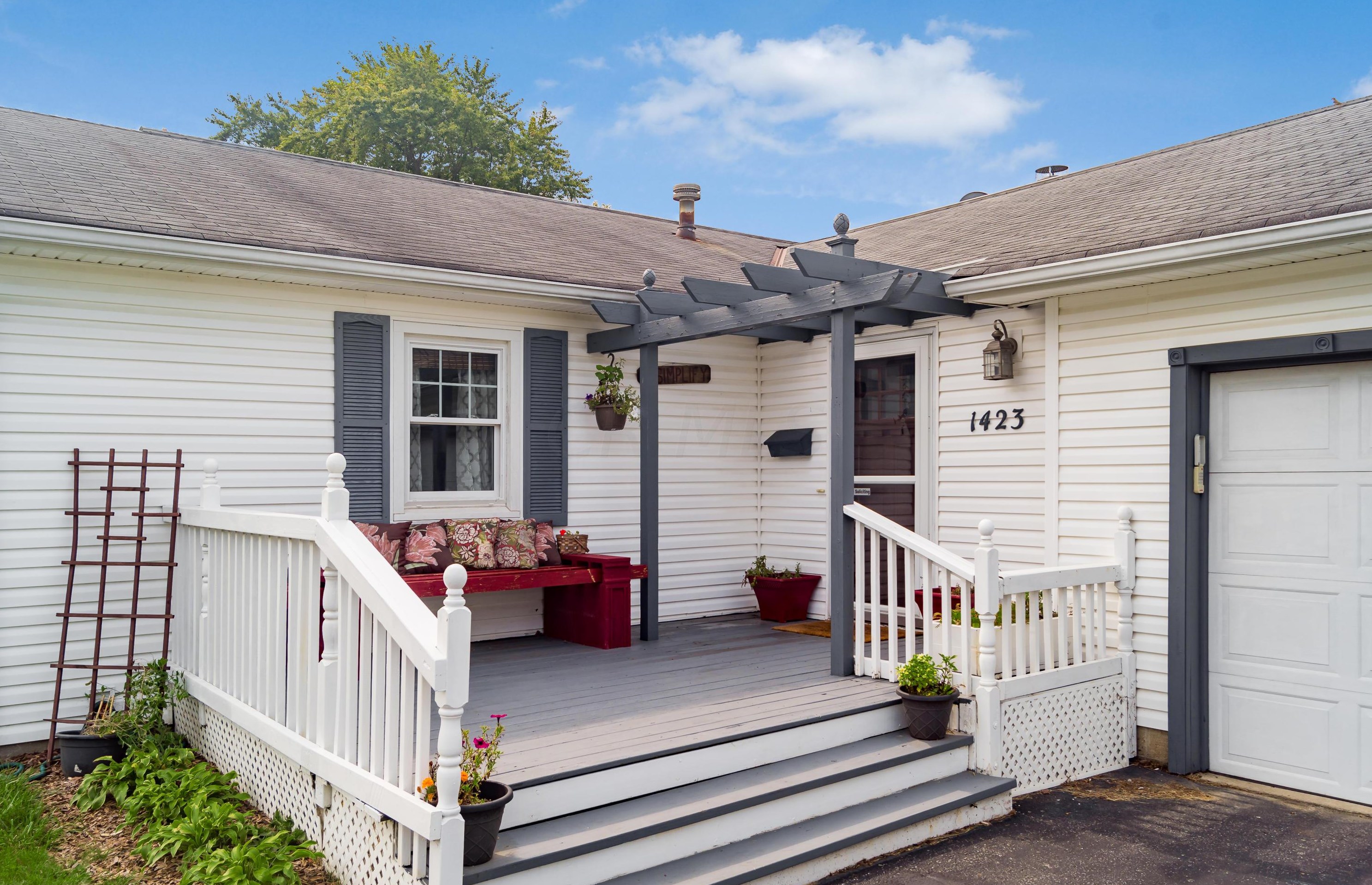 1423 Sunflower Dr, Columbus, OH 43204-2214