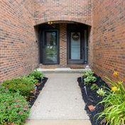 4572 Carriage Hill Ln, Columbus, OH 43220-3802