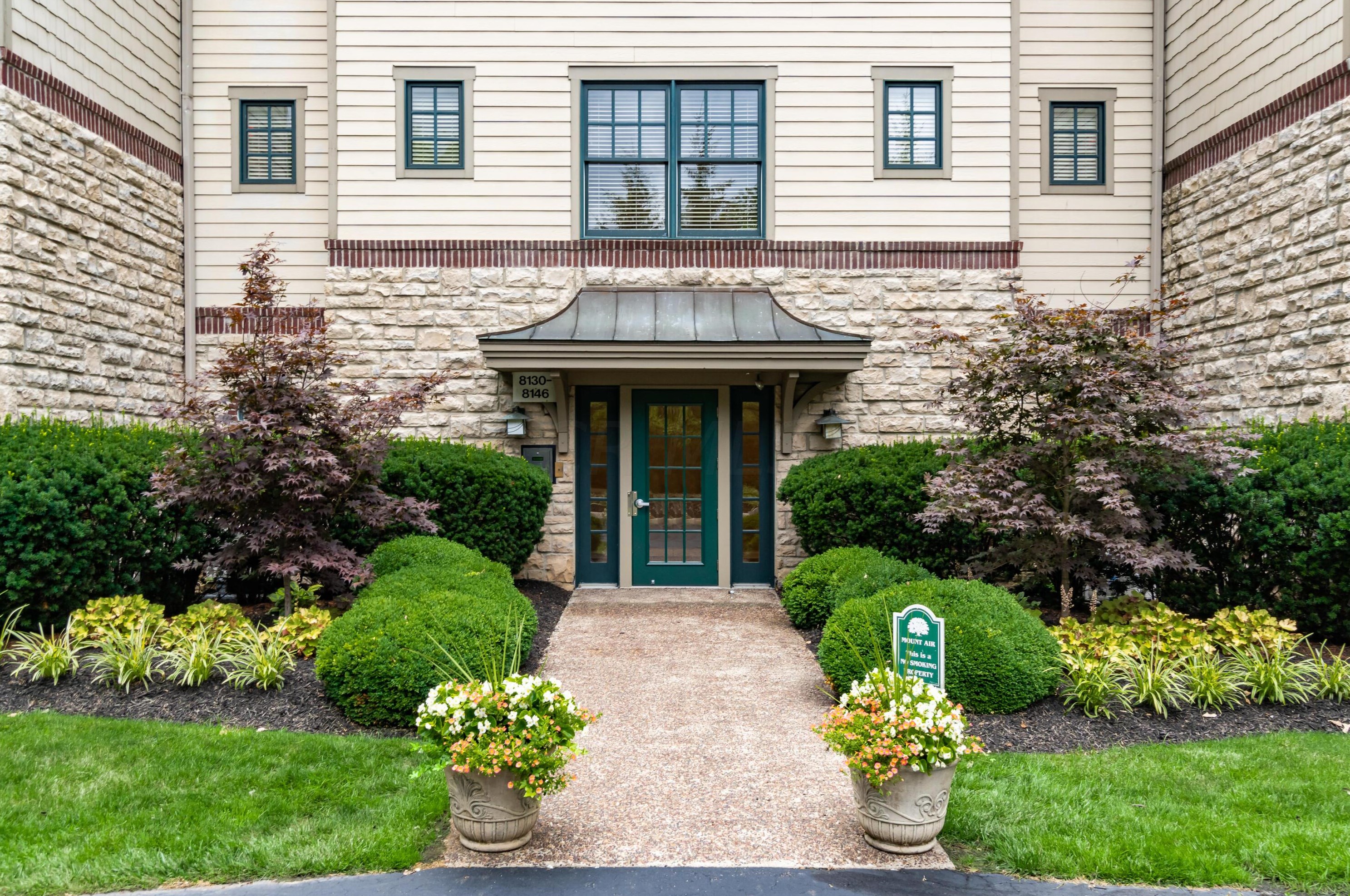 8136 Mount Air Pl, Columbus, OH 43235-1358