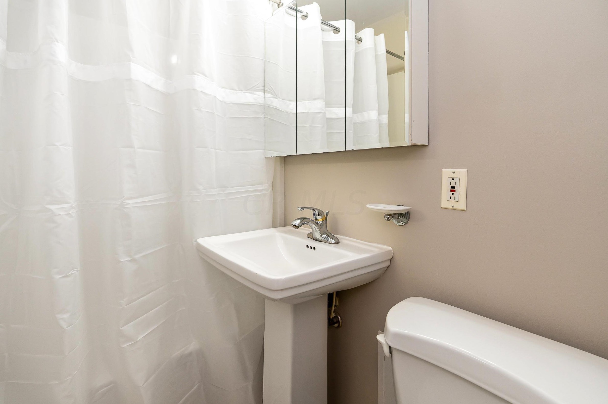 3697 Eisenhower Rd, Columbus OH 43224-2626 exterior