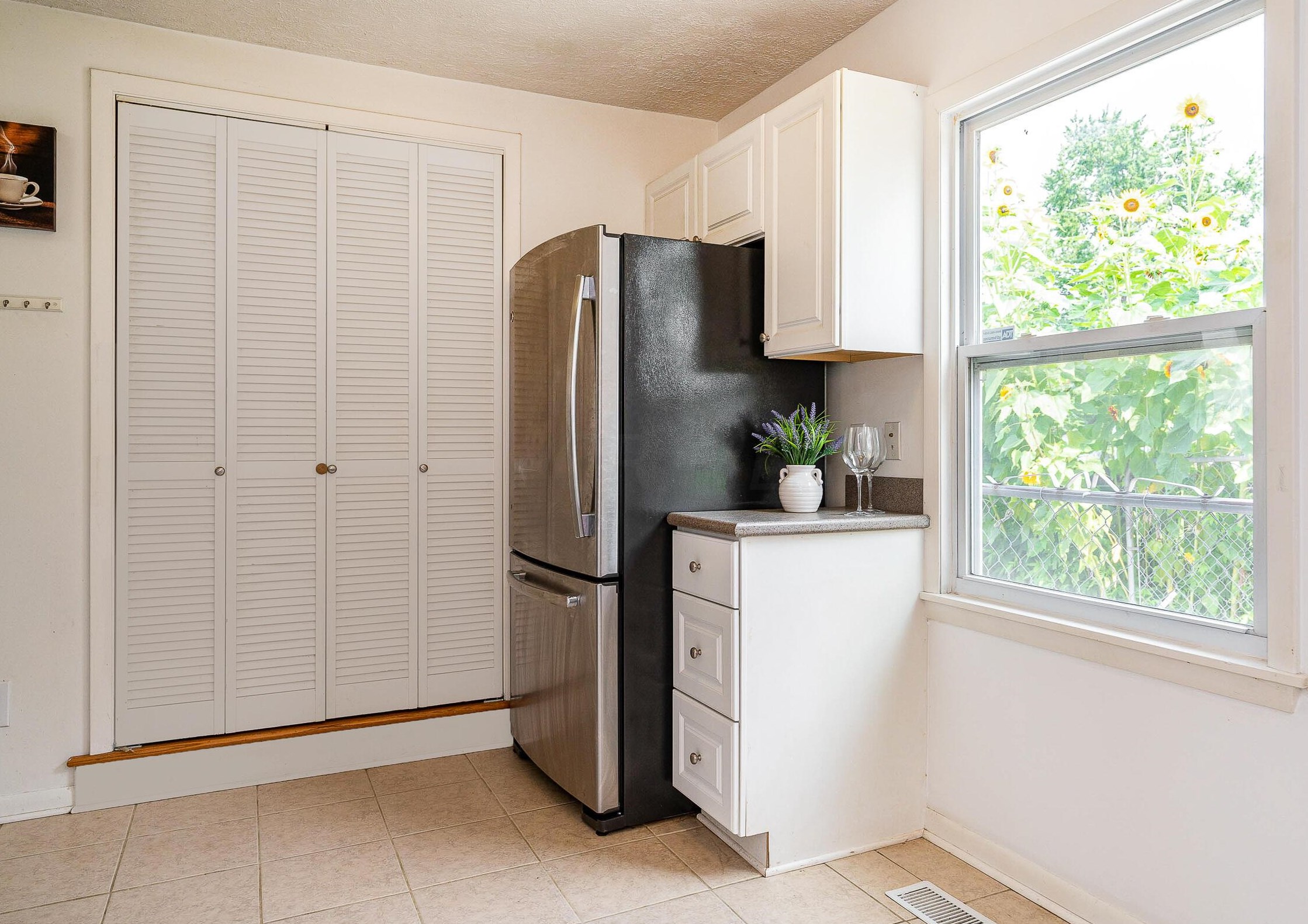 3697 Eisenhower Rd, Columbus OH 43224-2626 exterior