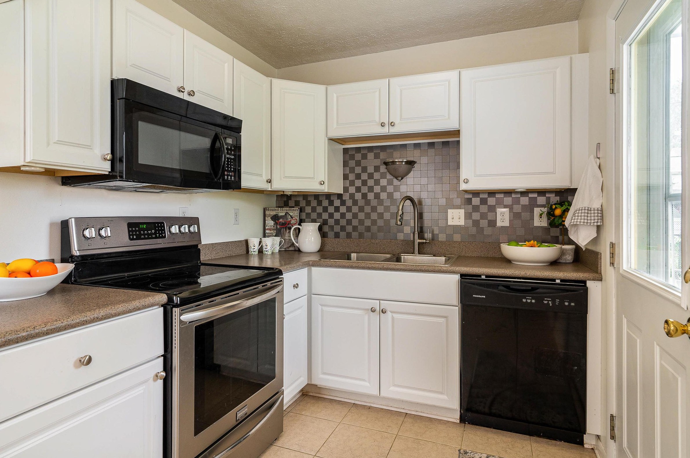 3697 Eisenhower Rd, Columbus OH 43224-2626 exterior