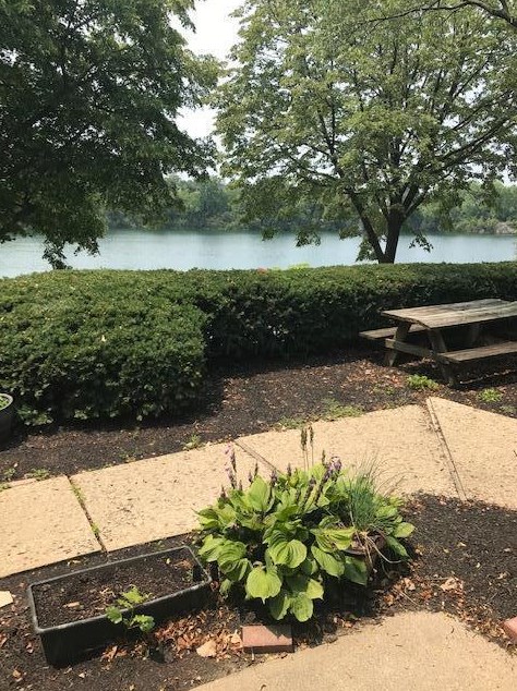 1295 Lake Shore Dr, Columbus, OH 43204-4848