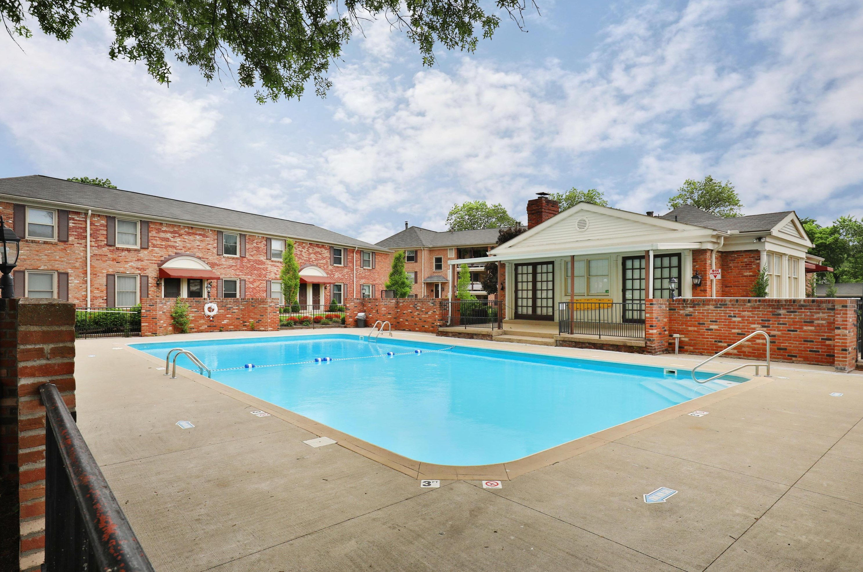 879 Manor Ln, Columbus OH 43221-2454 exterior