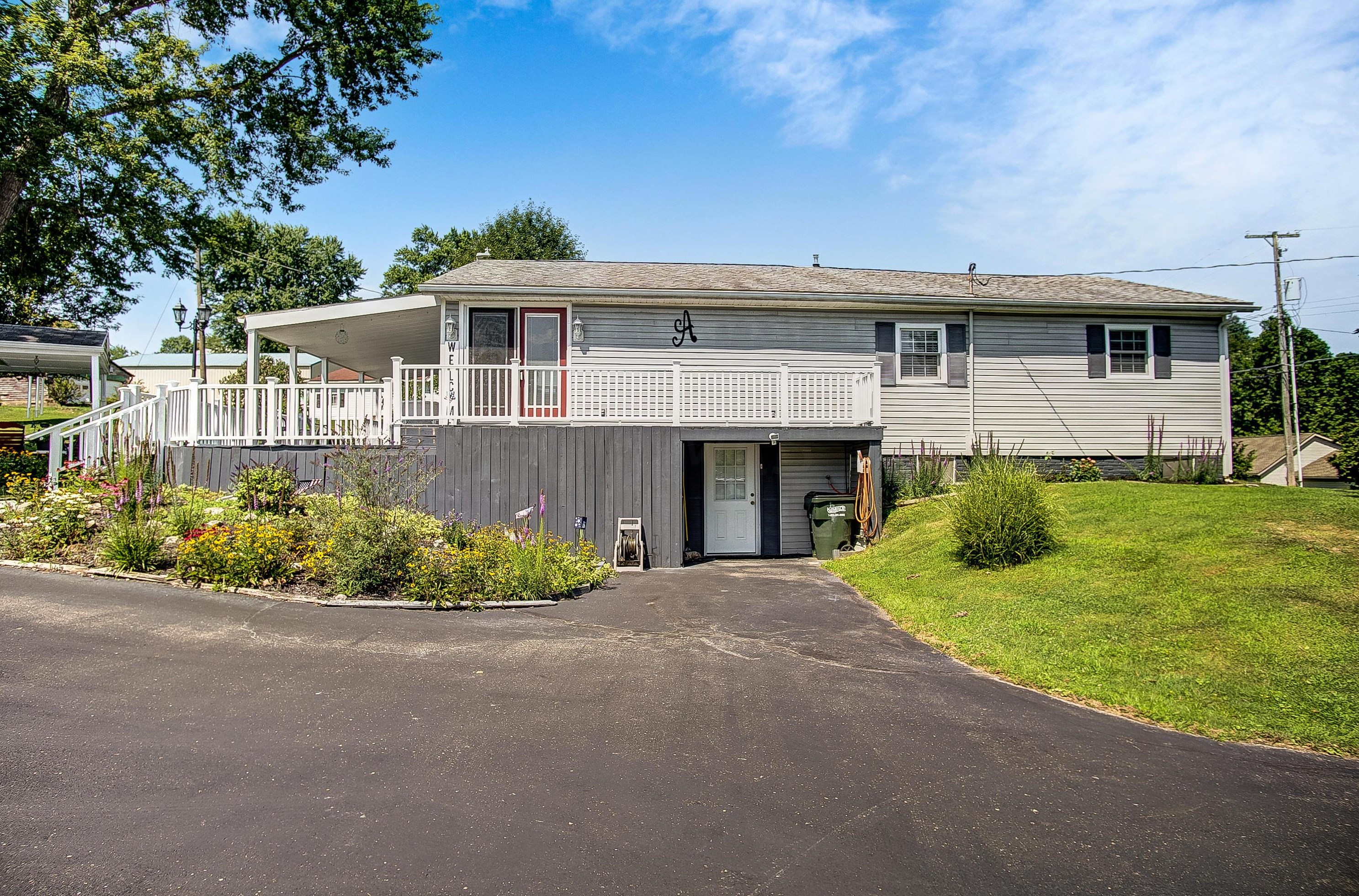 1360 Clay St, Zanesville, OH 43701-5768