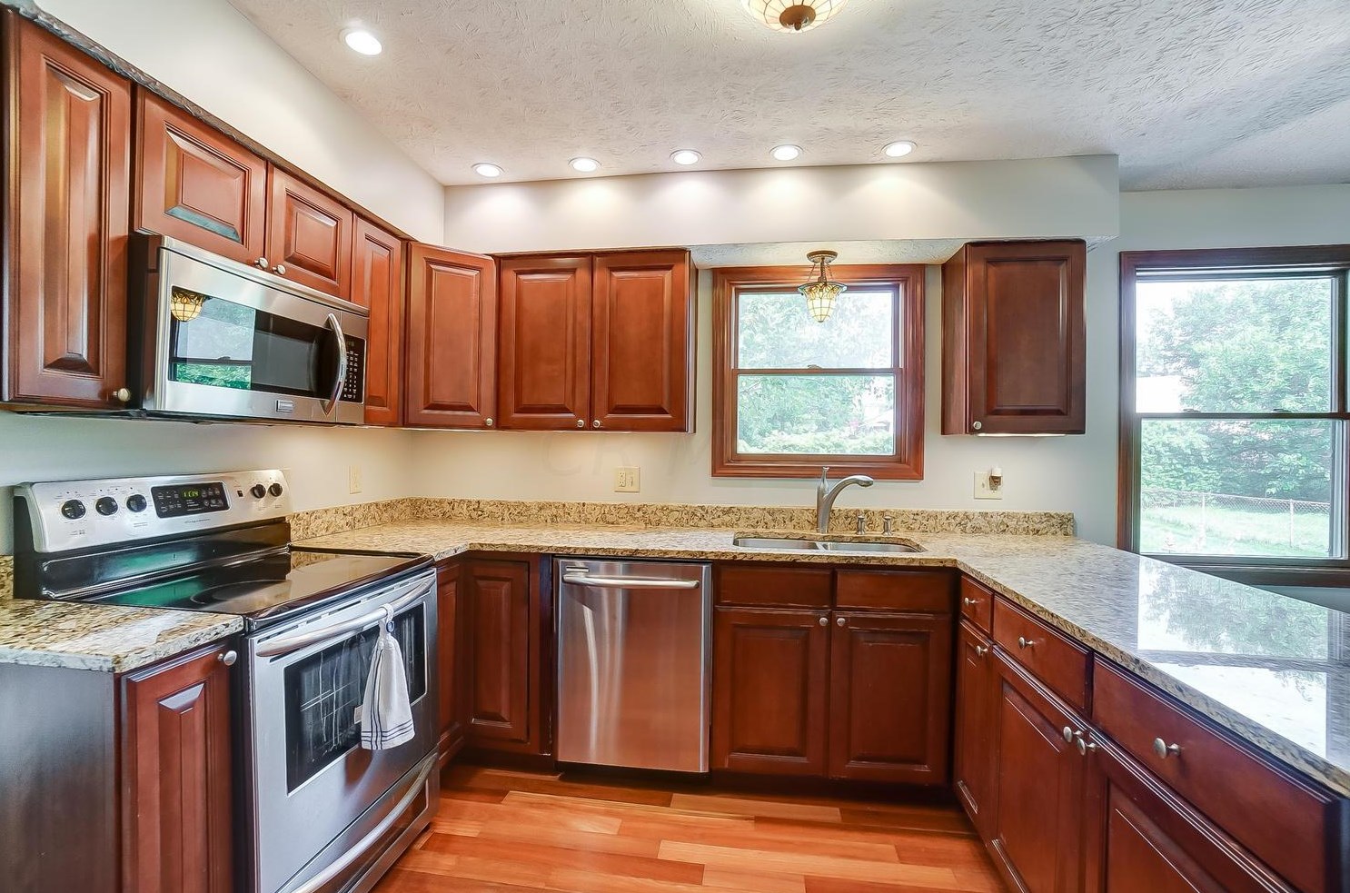 6311 Shaftsbury Ln, Dublin, OH 43017-1736