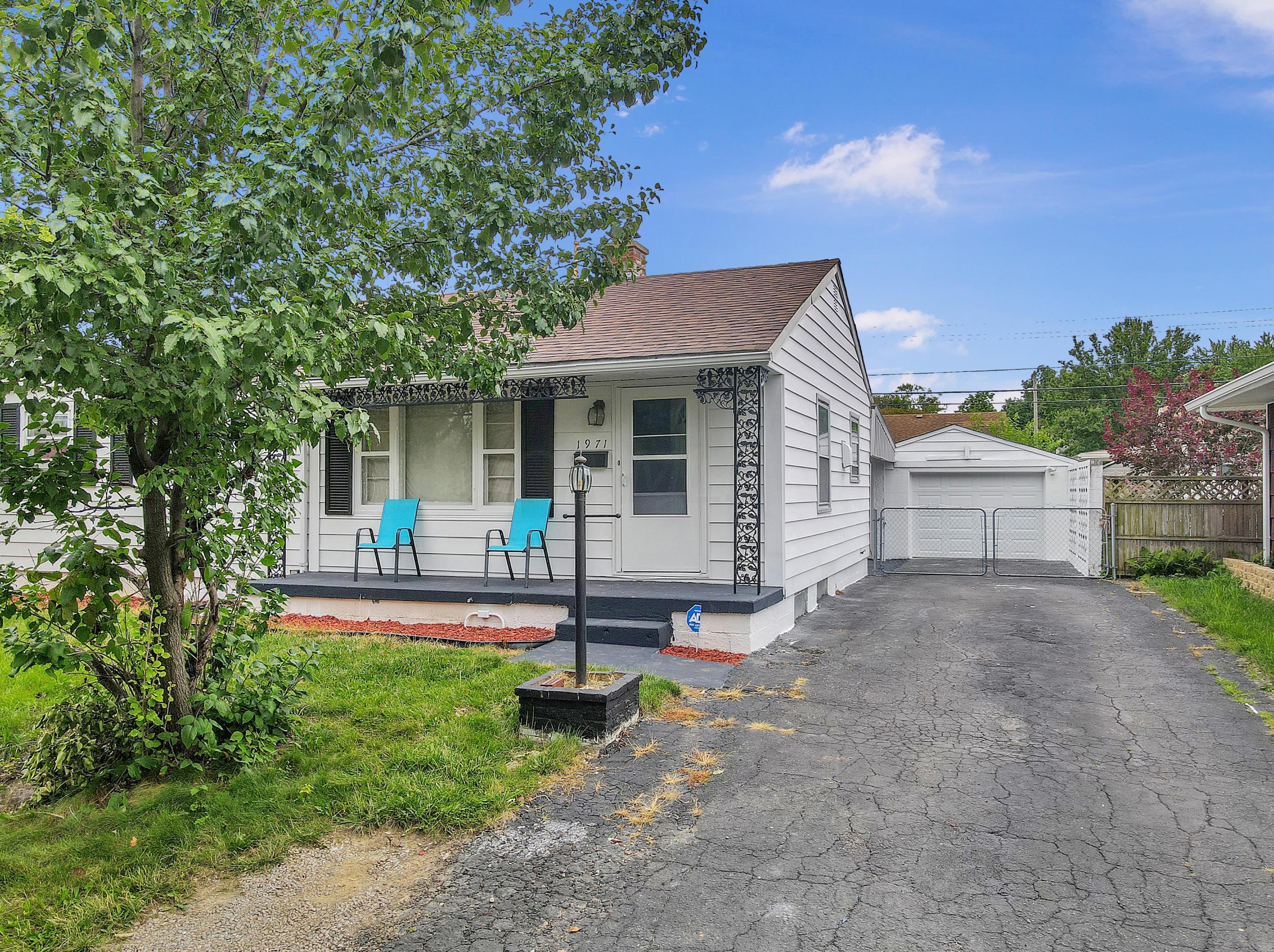 1971 Fenton St, Columbus, OH 43224-1365