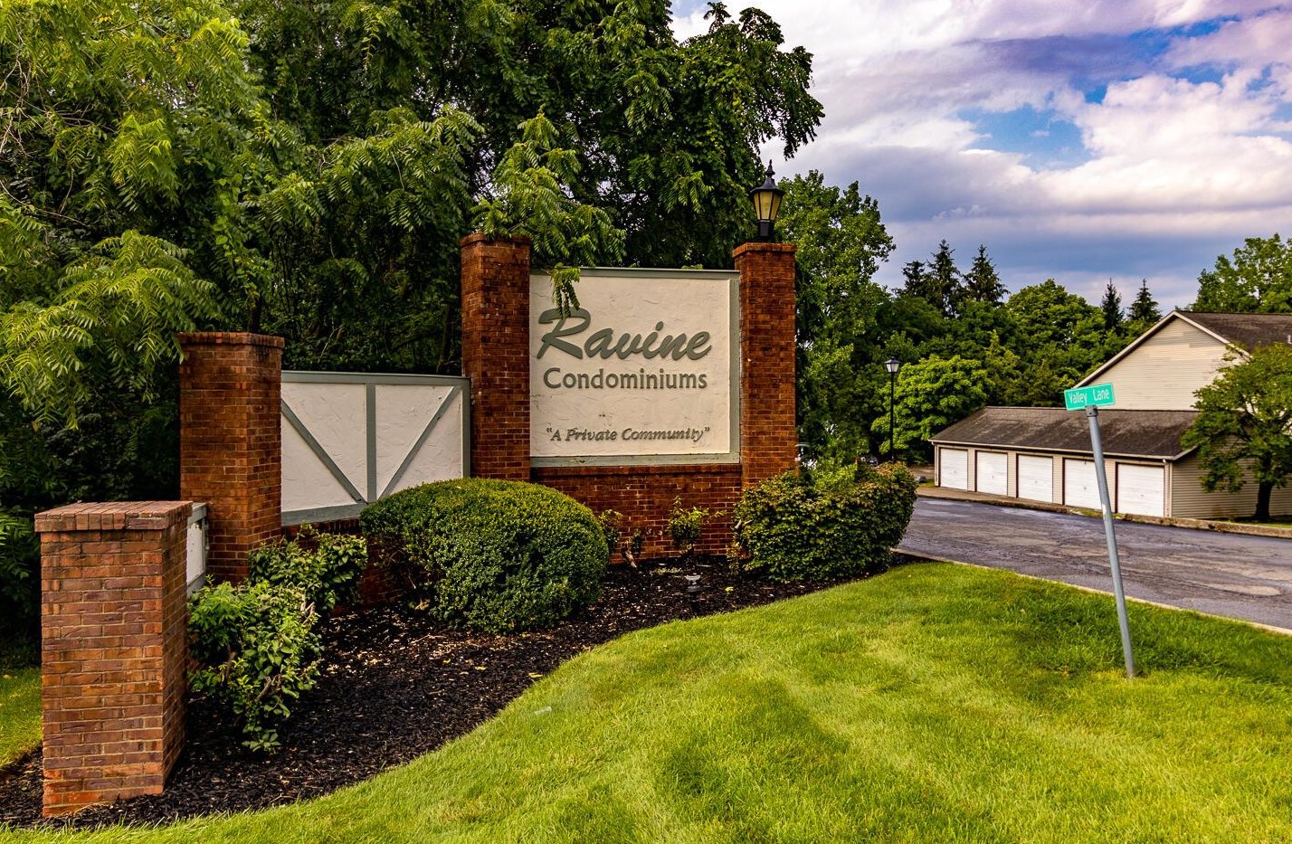 5343 Valley Ln, Columbus, OH 43231-3114