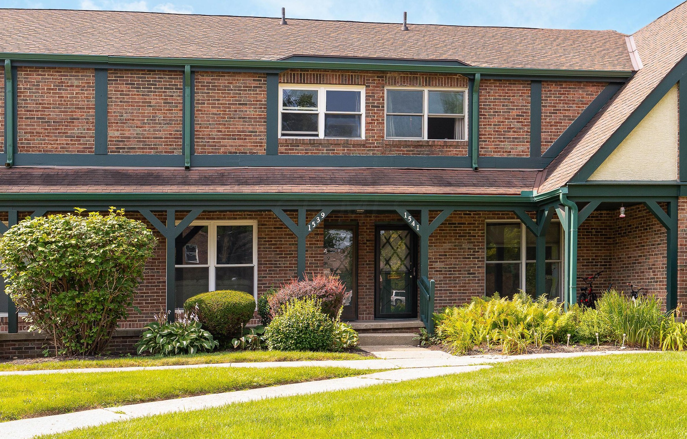 1539 Longeaton Dr, Columbus, OH 43220-3820