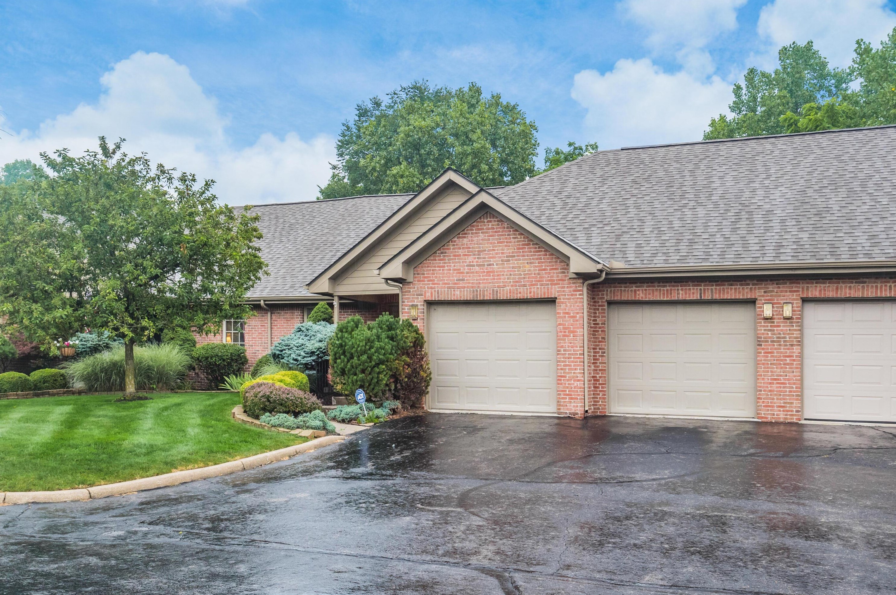 1008 Willow Bluff Dr, Columbus, OH 43235-5049
