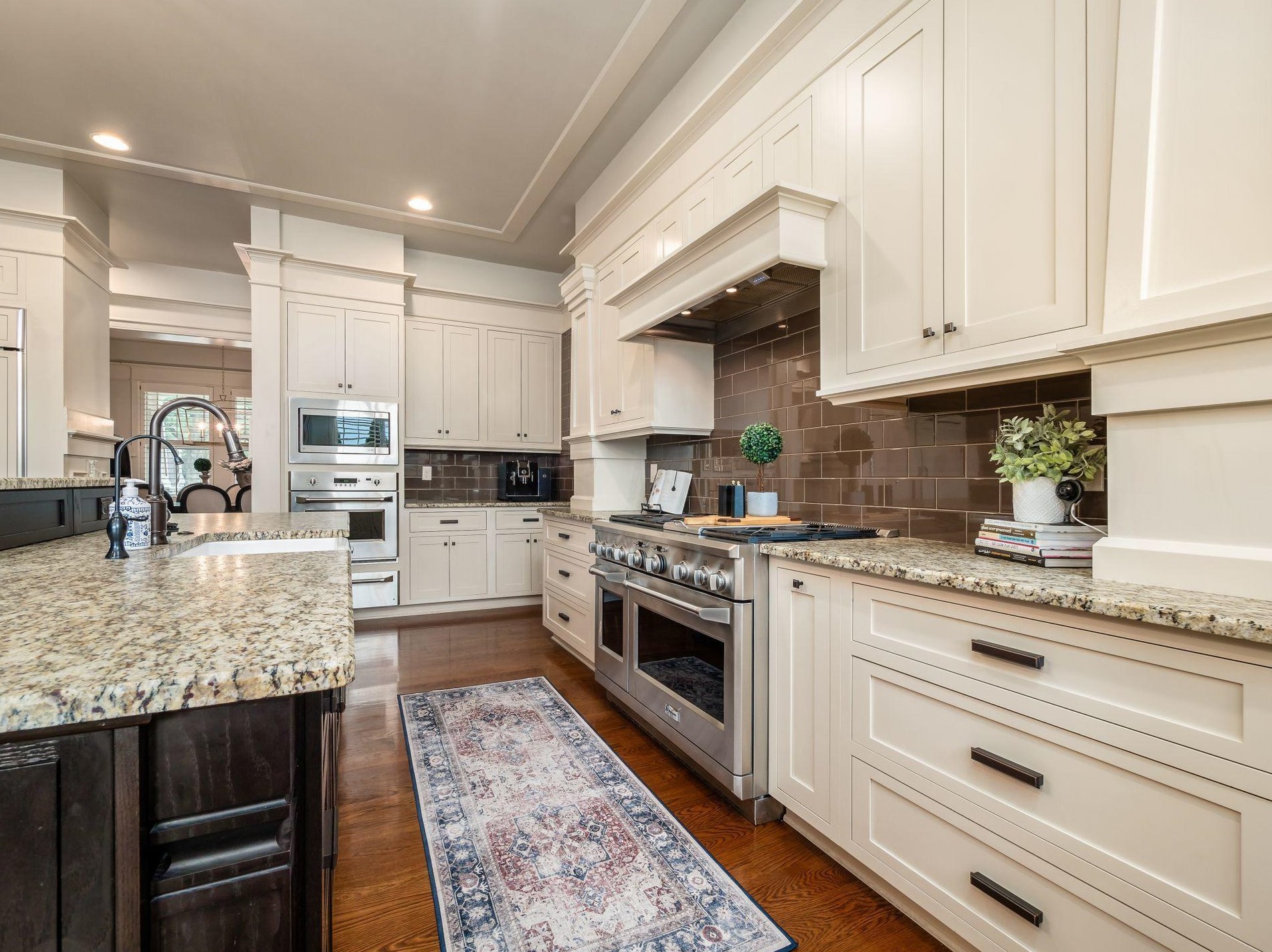 2380 Lane Rd, Columbus OH 43220-3847 exterior