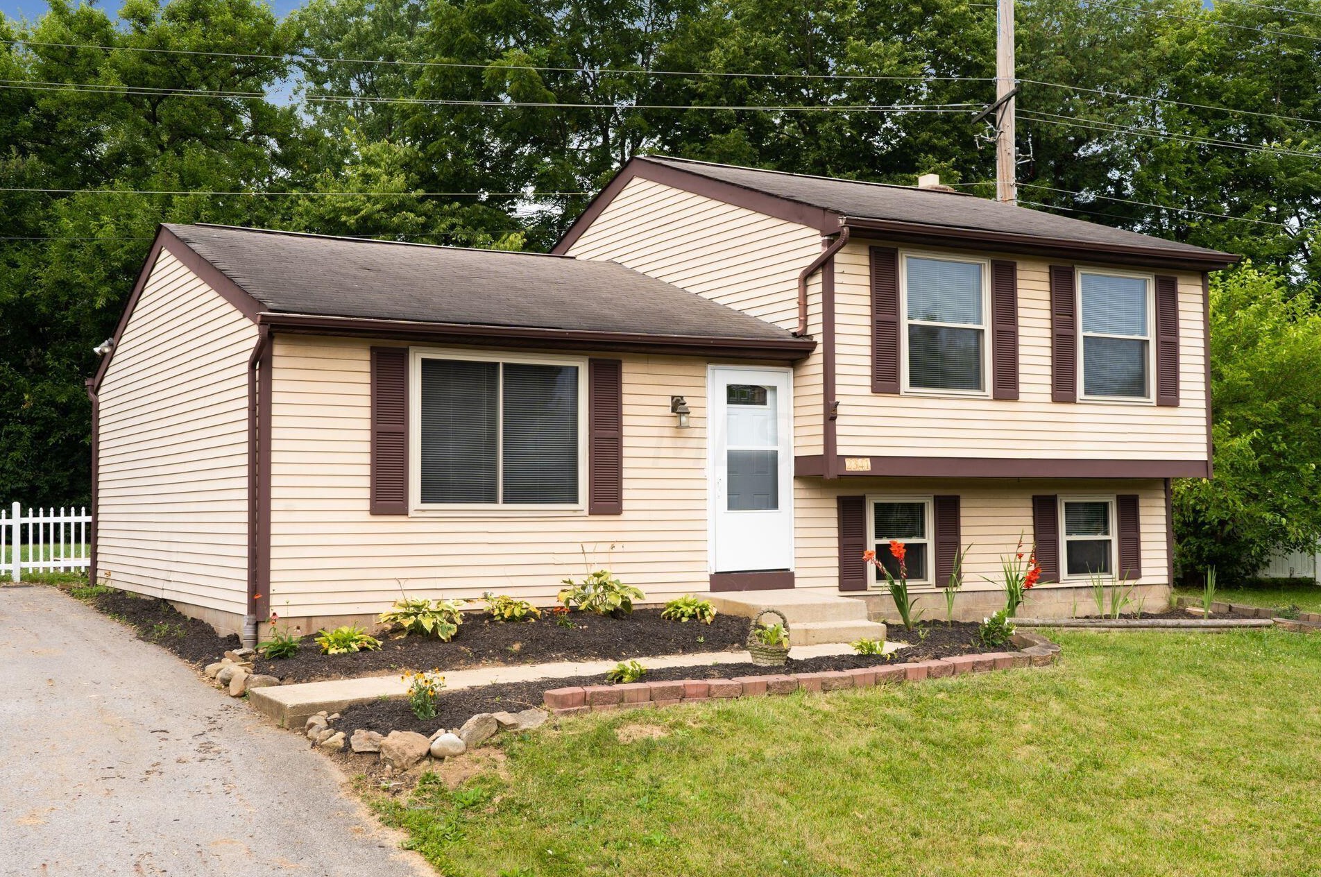 2341 Topaz Dr, Darbydale, OH 43123