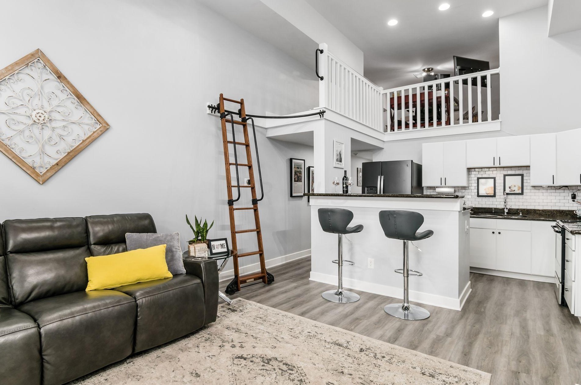 1276 N High St #206, Sharon Township, OH 43201