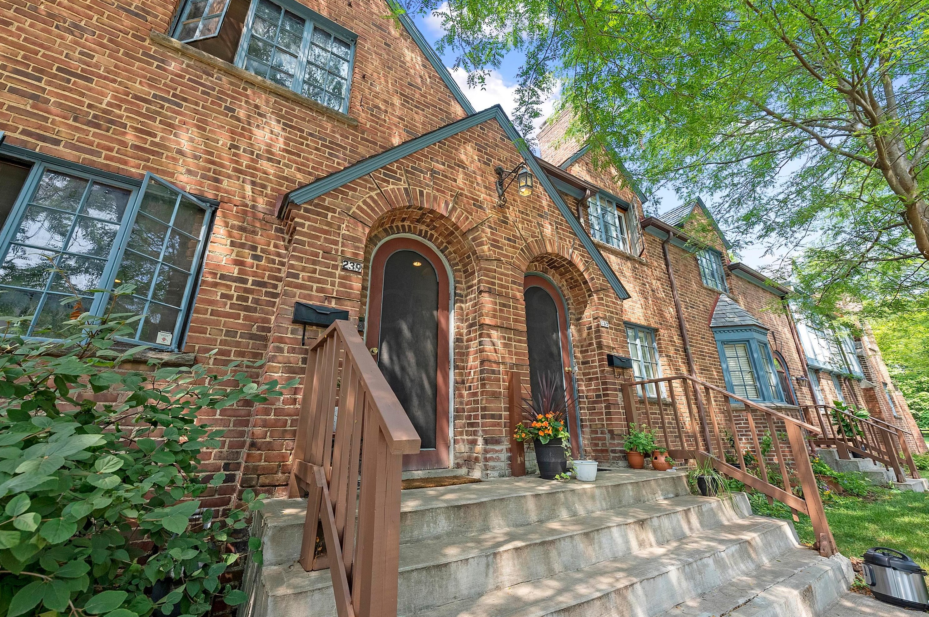 239 Rhoads Ave, Columbus, OH 43205-2224