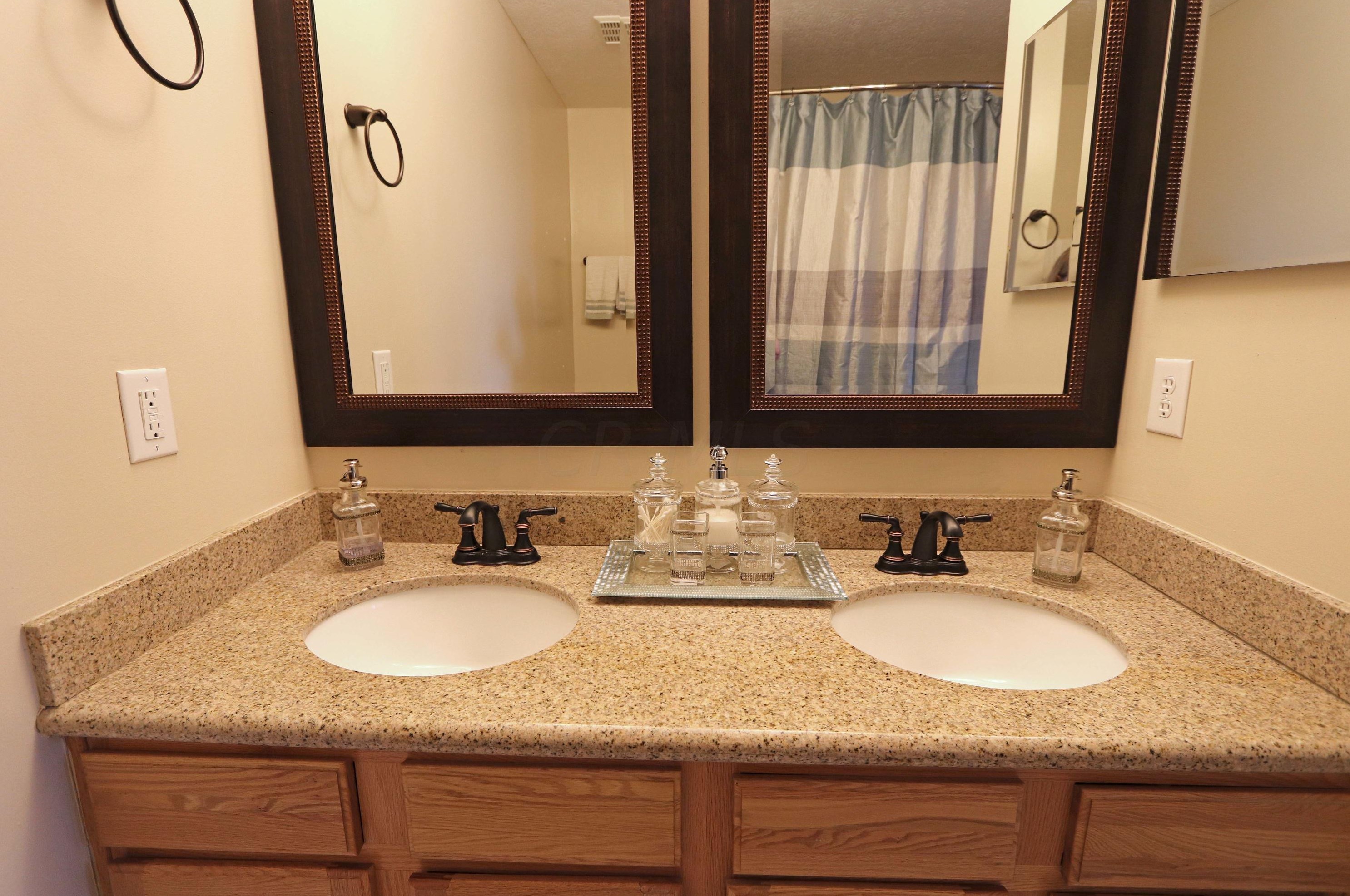 5192 Copper Creek Dr, Dublin OH  43016-9718 exterior