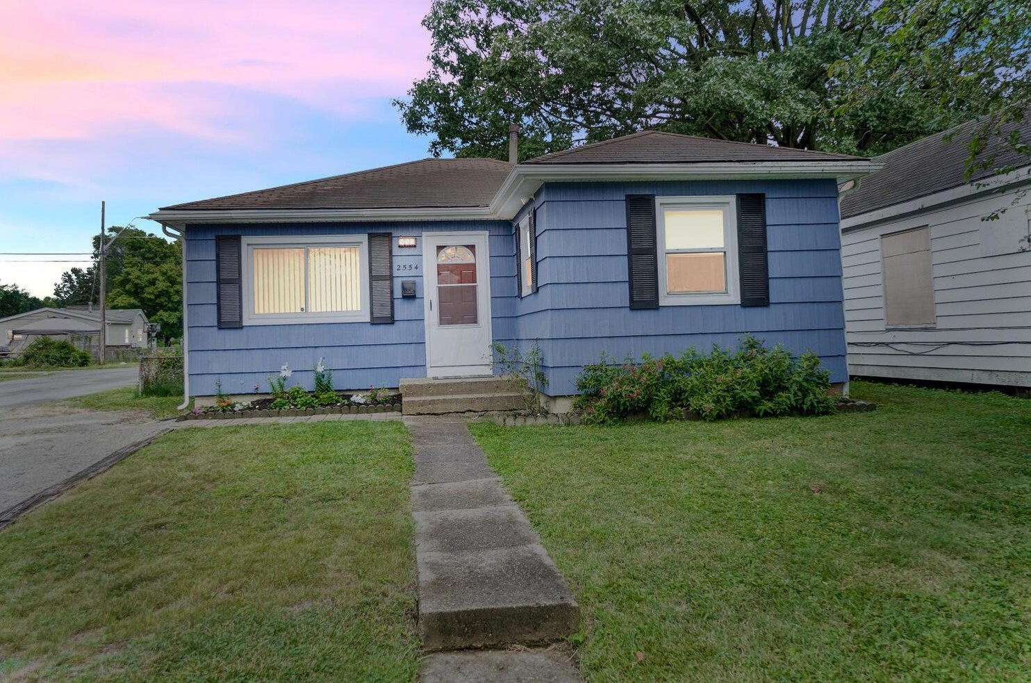 2554 Hiawatha St, Columbus, OH 43211-1166