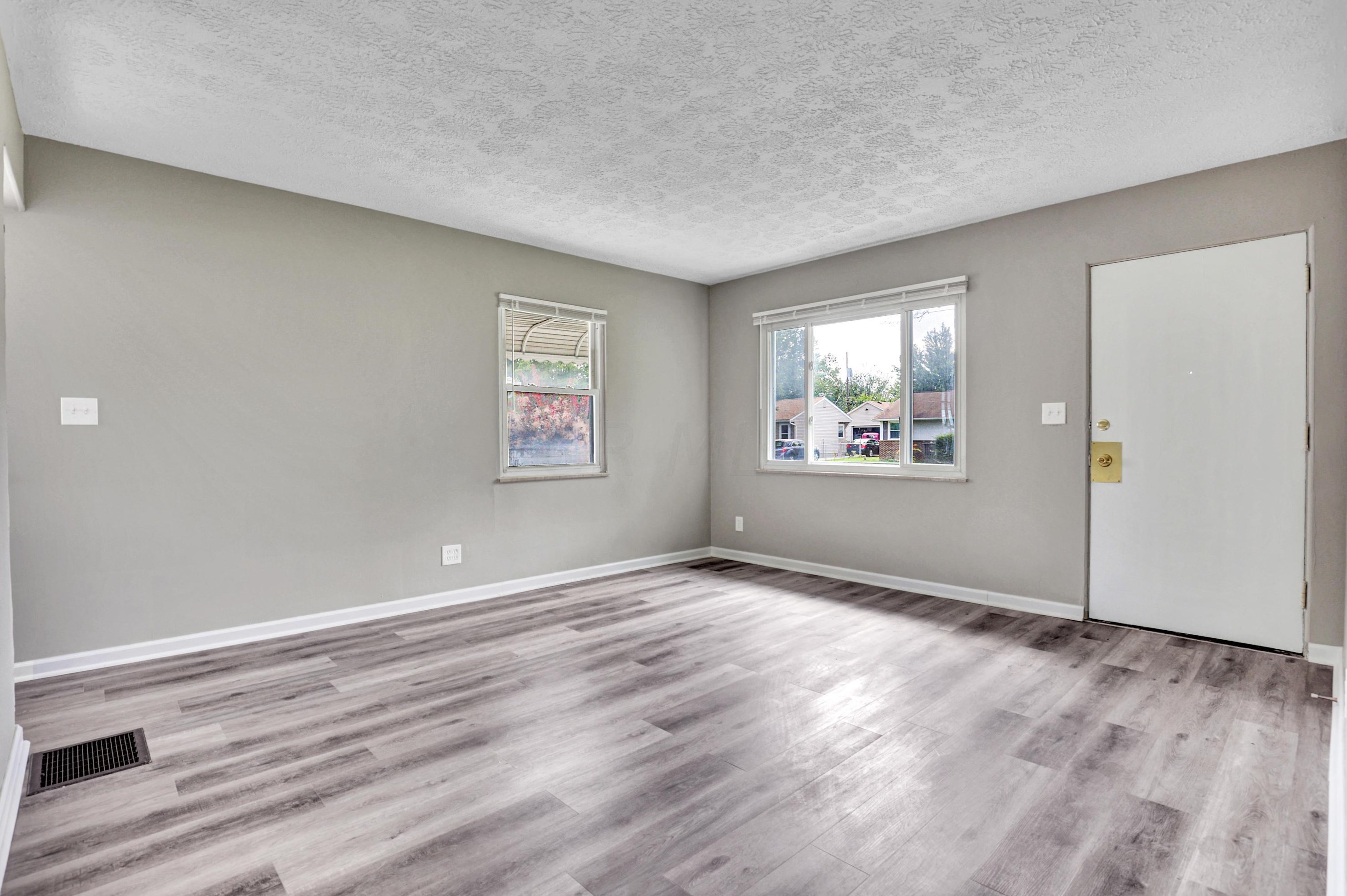678 Georgian Dr, Columbus, OH 43228-2911