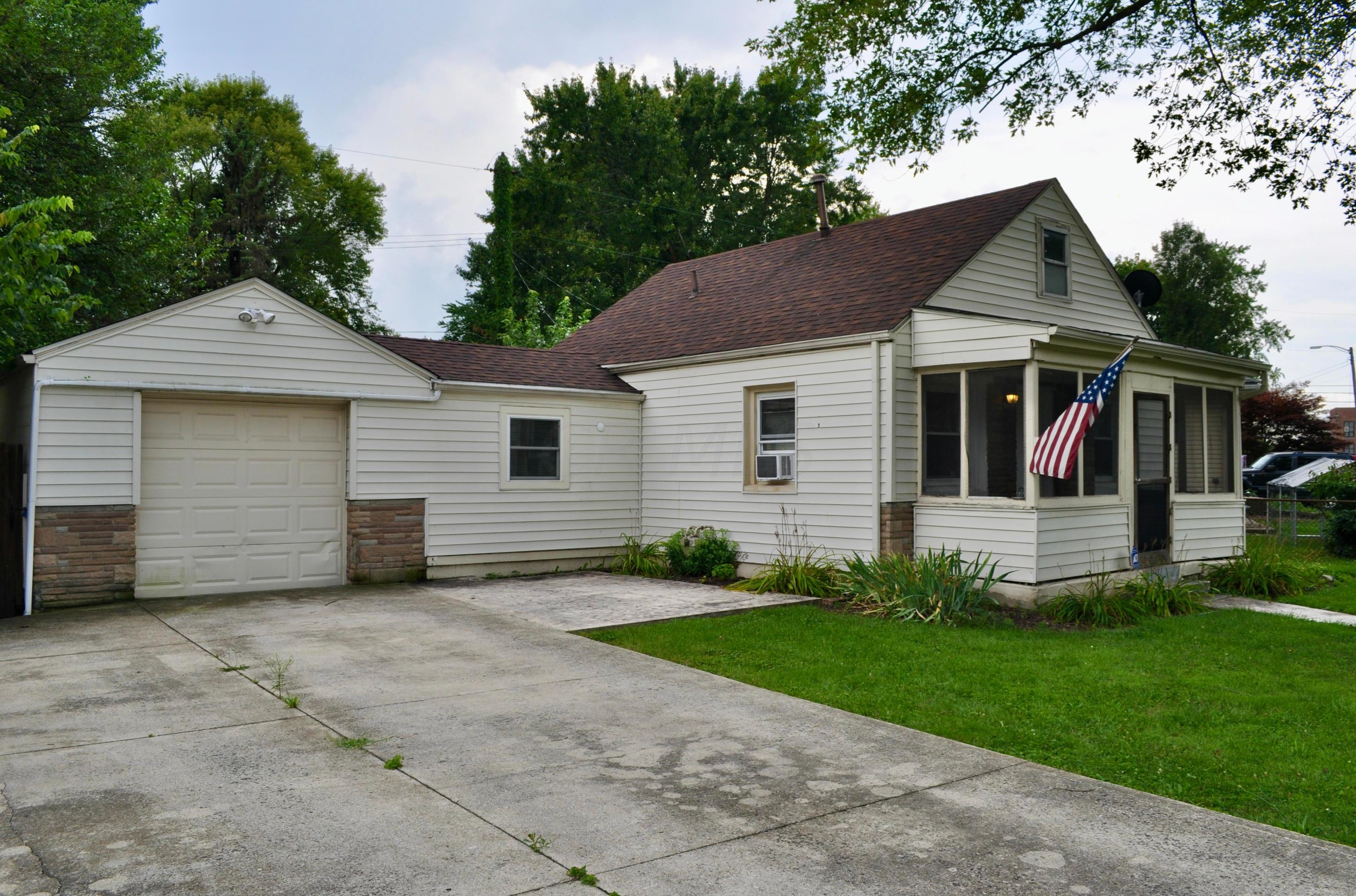1299 Clarfield Ave, Columbus, OH 43207-3249