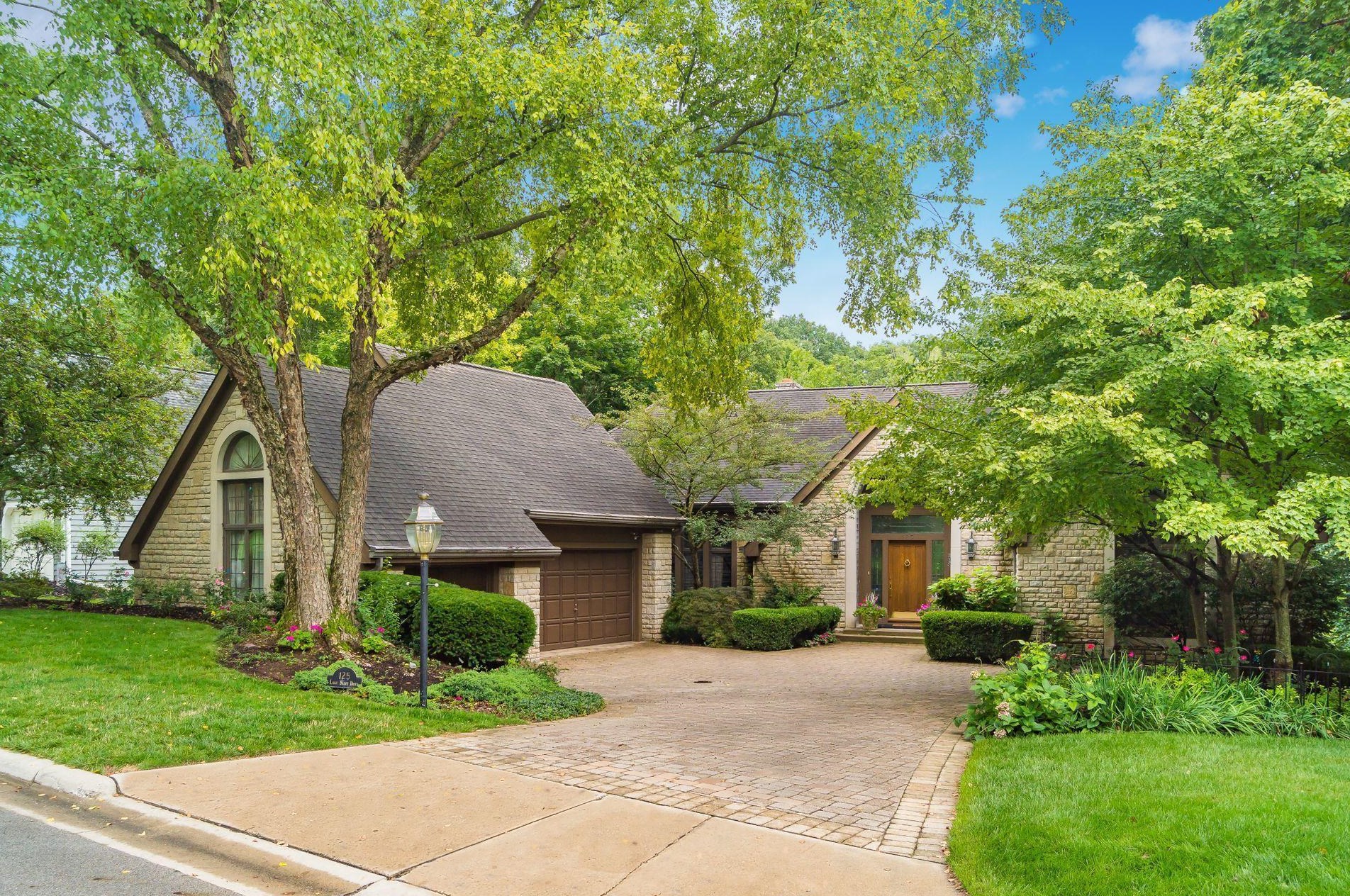125 Lake Bluff Dr, Columbus, OH 43235-4642