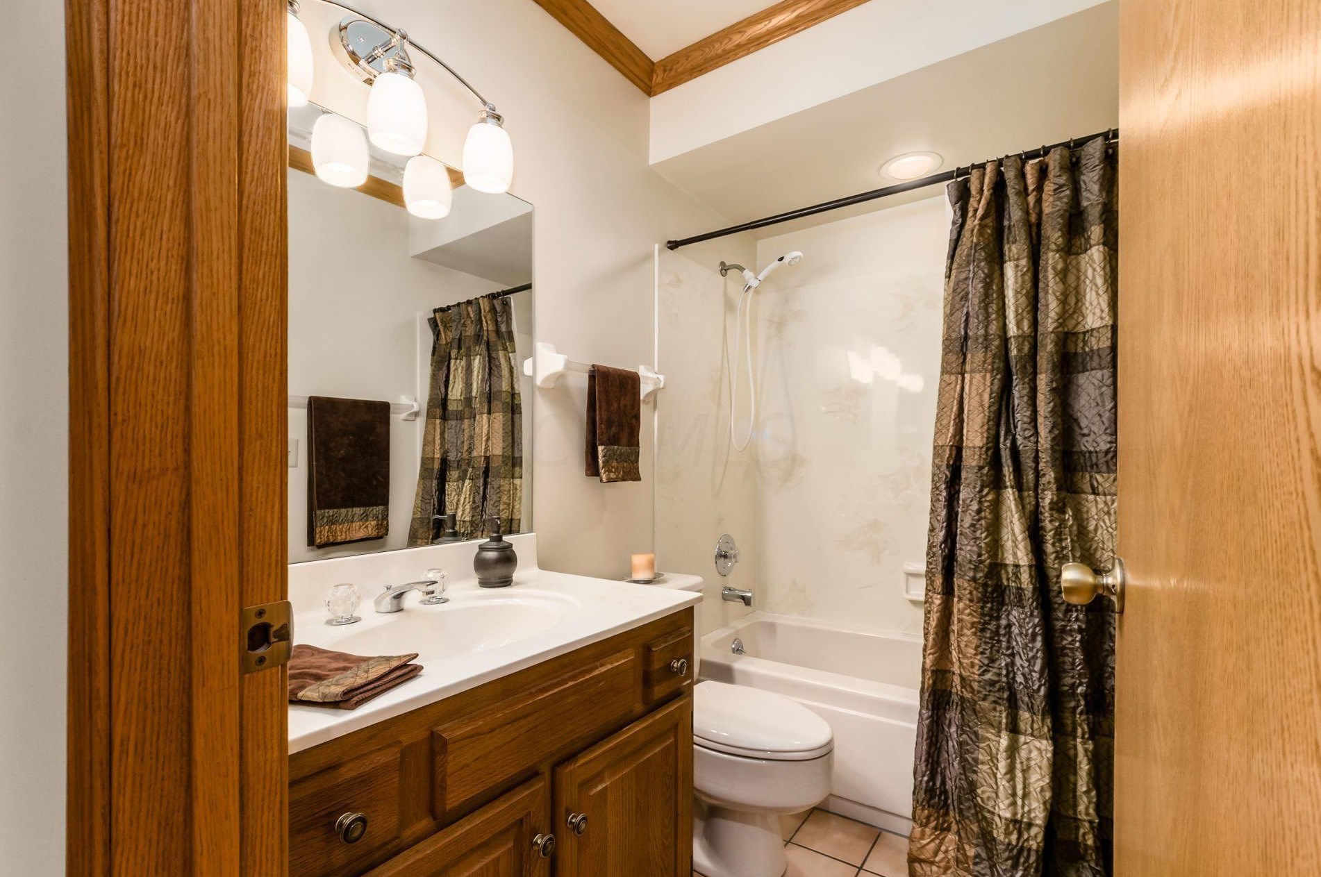 5753 Kingstree Dr, Dublin OH  43017-2226 exterior