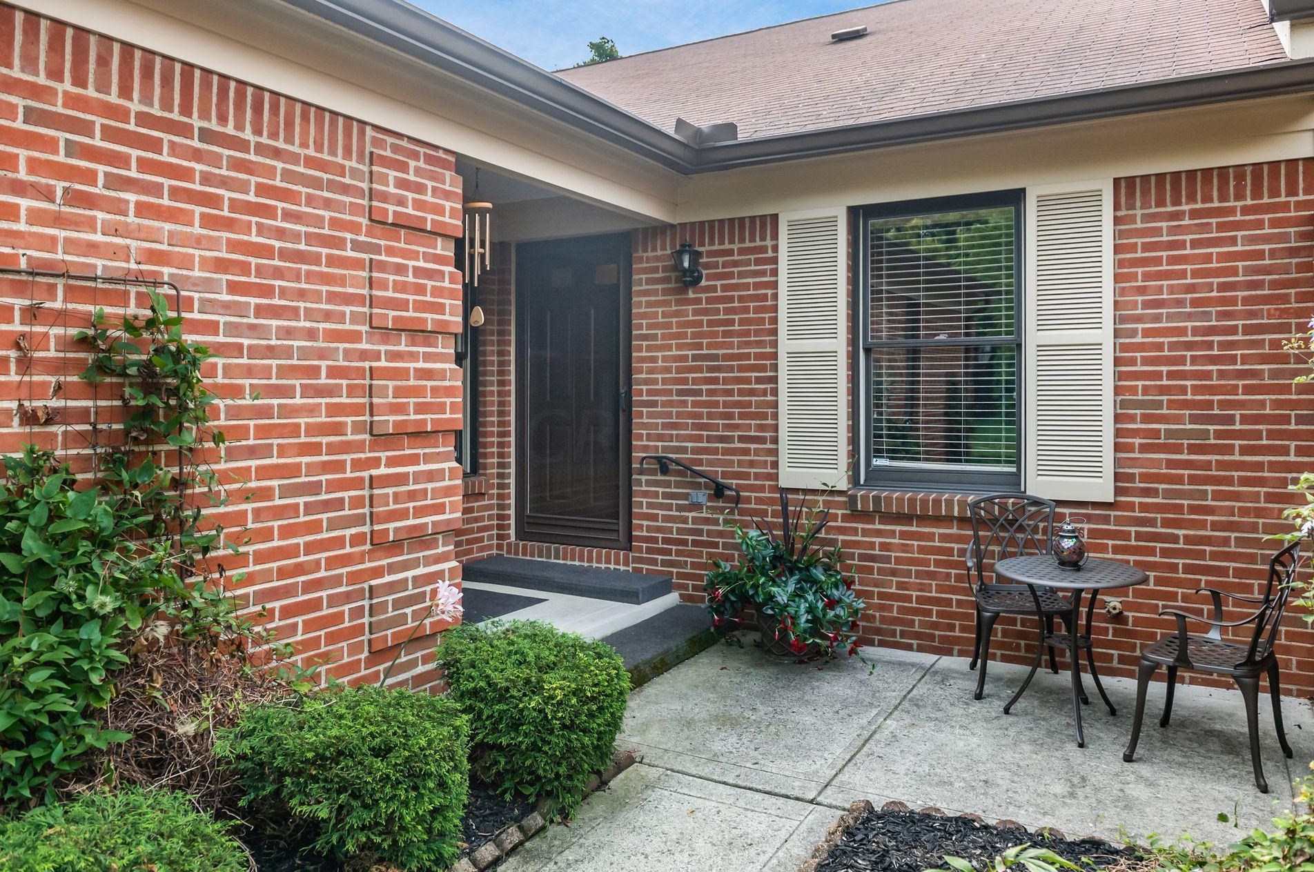 5753 Kingstree Dr, Dublin OH  43017-2226 exterior