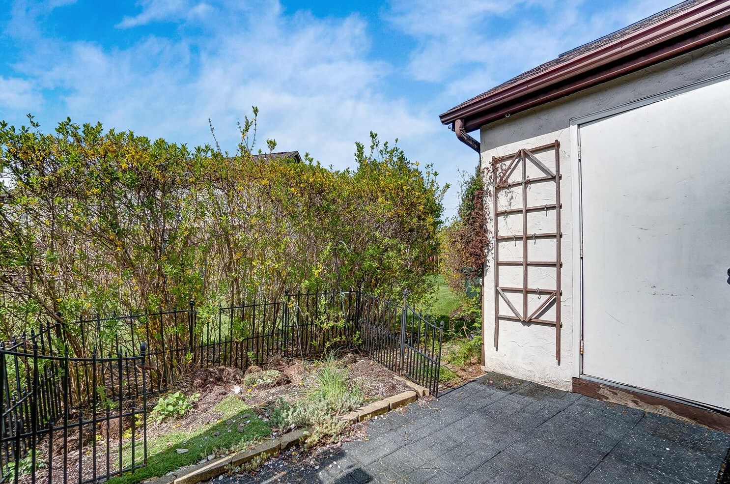 5715 Jousting Ln, Columbus OH  43231-2979 exterior