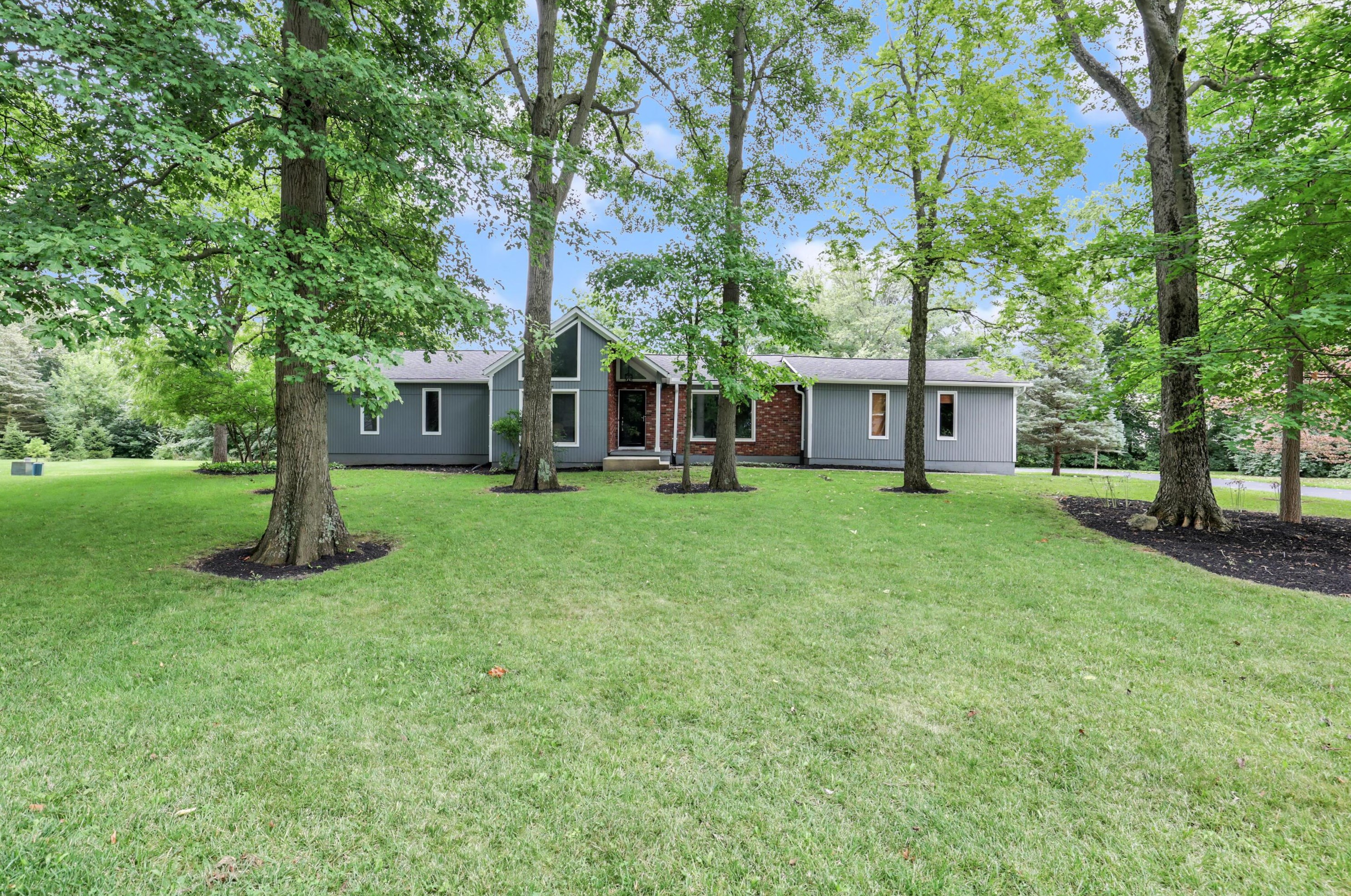 6079 Holiday Ln, Dublin, OH 43016