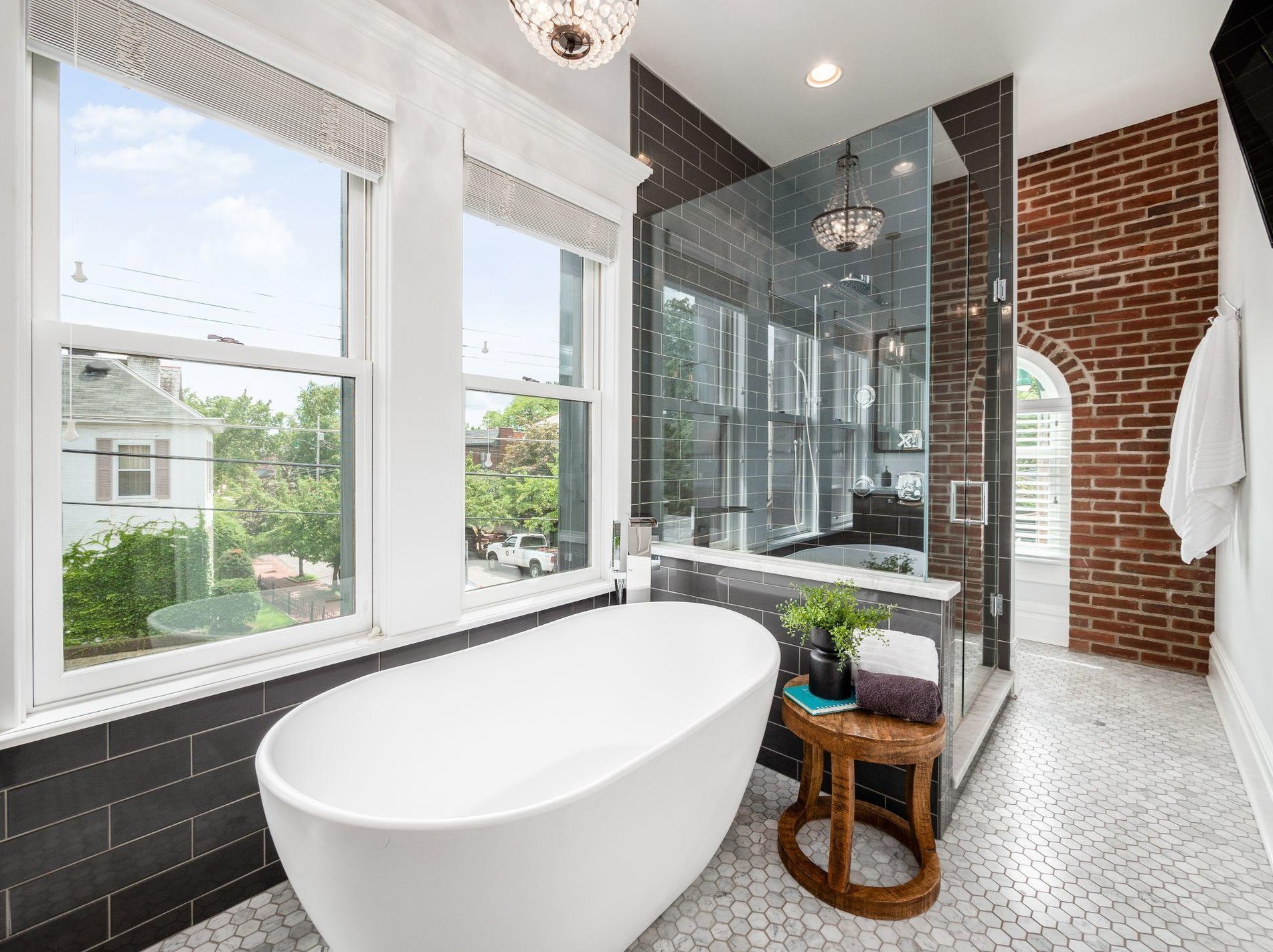 702 6 St, Columbus OH 43206-2126 exterior