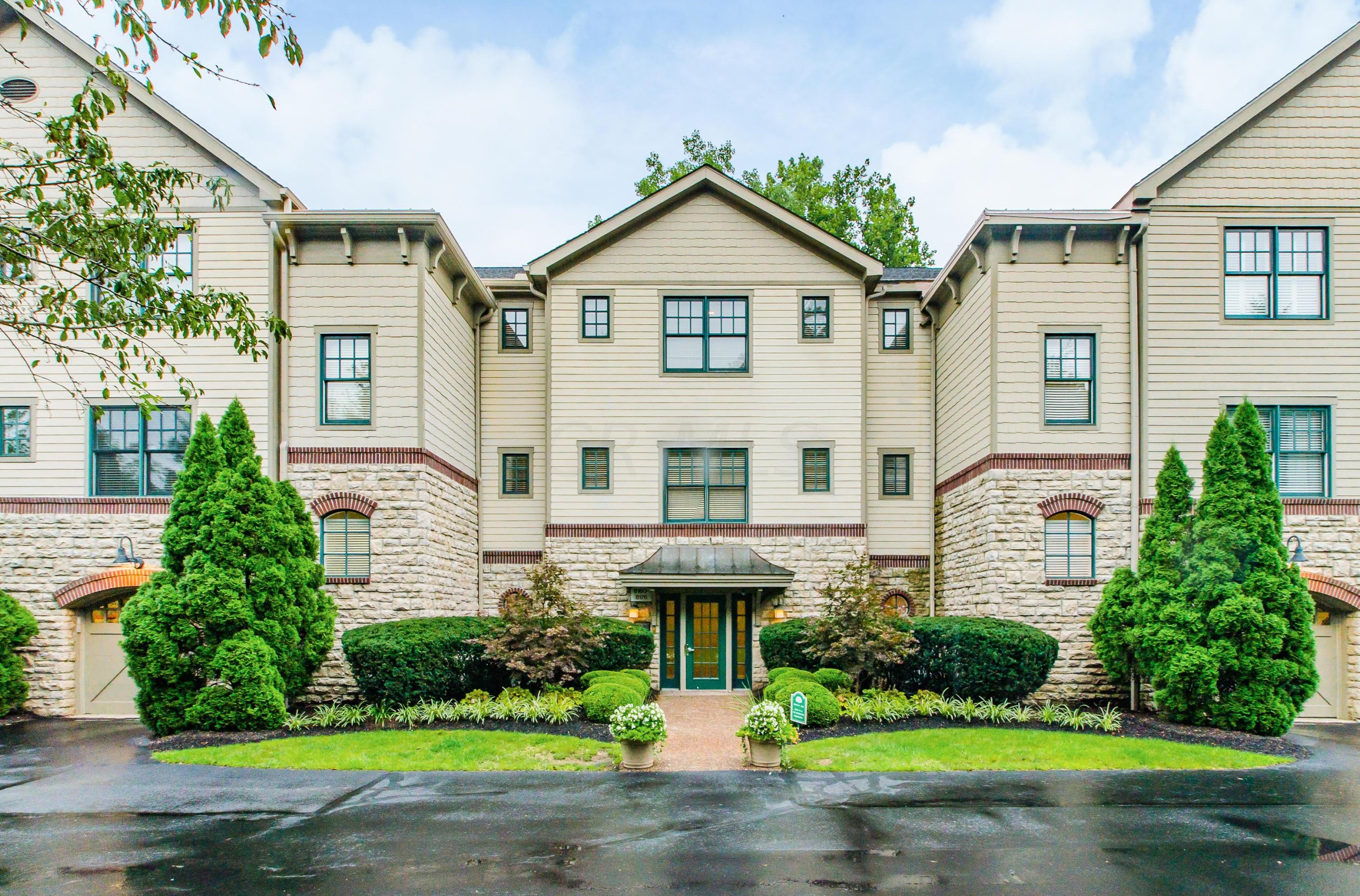 8166 Mount Air Pl, Columbus, OH 43235-1371