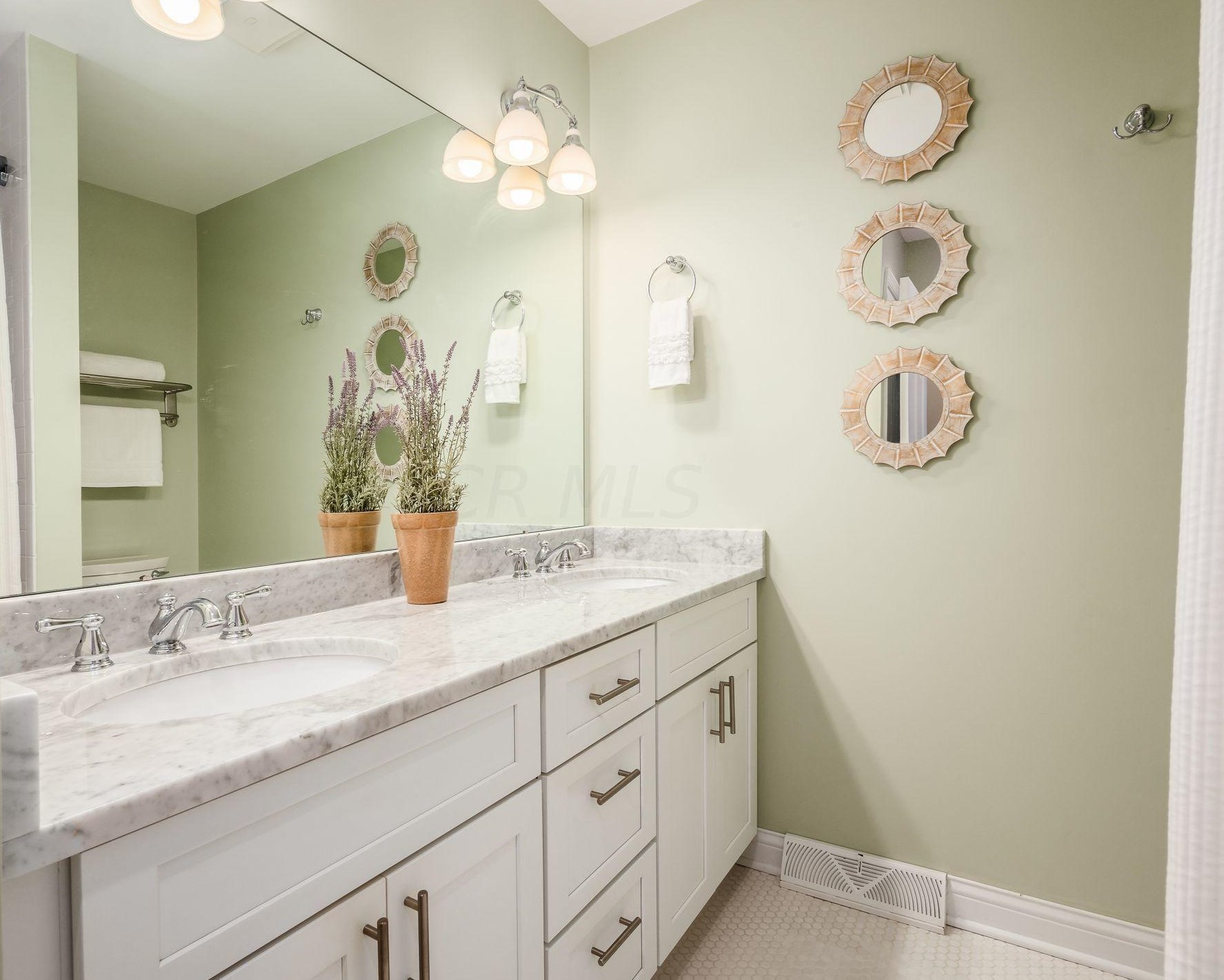 1211 Kenbrook Hills Dr, Columbus OH 43220-4968 exterior