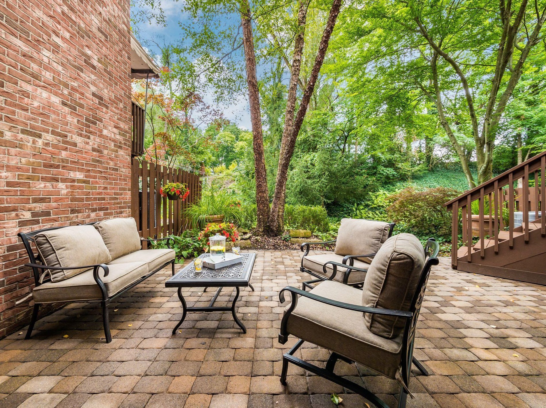 1211 Kenbrook Hills Dr, Columbus OH 43220-4968 exterior