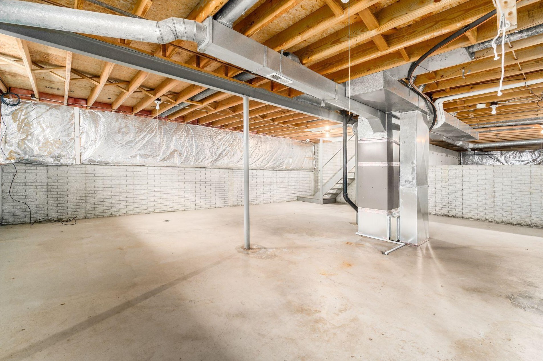 450 Whitley Dr, Columbus OH 43230-3635 exterior