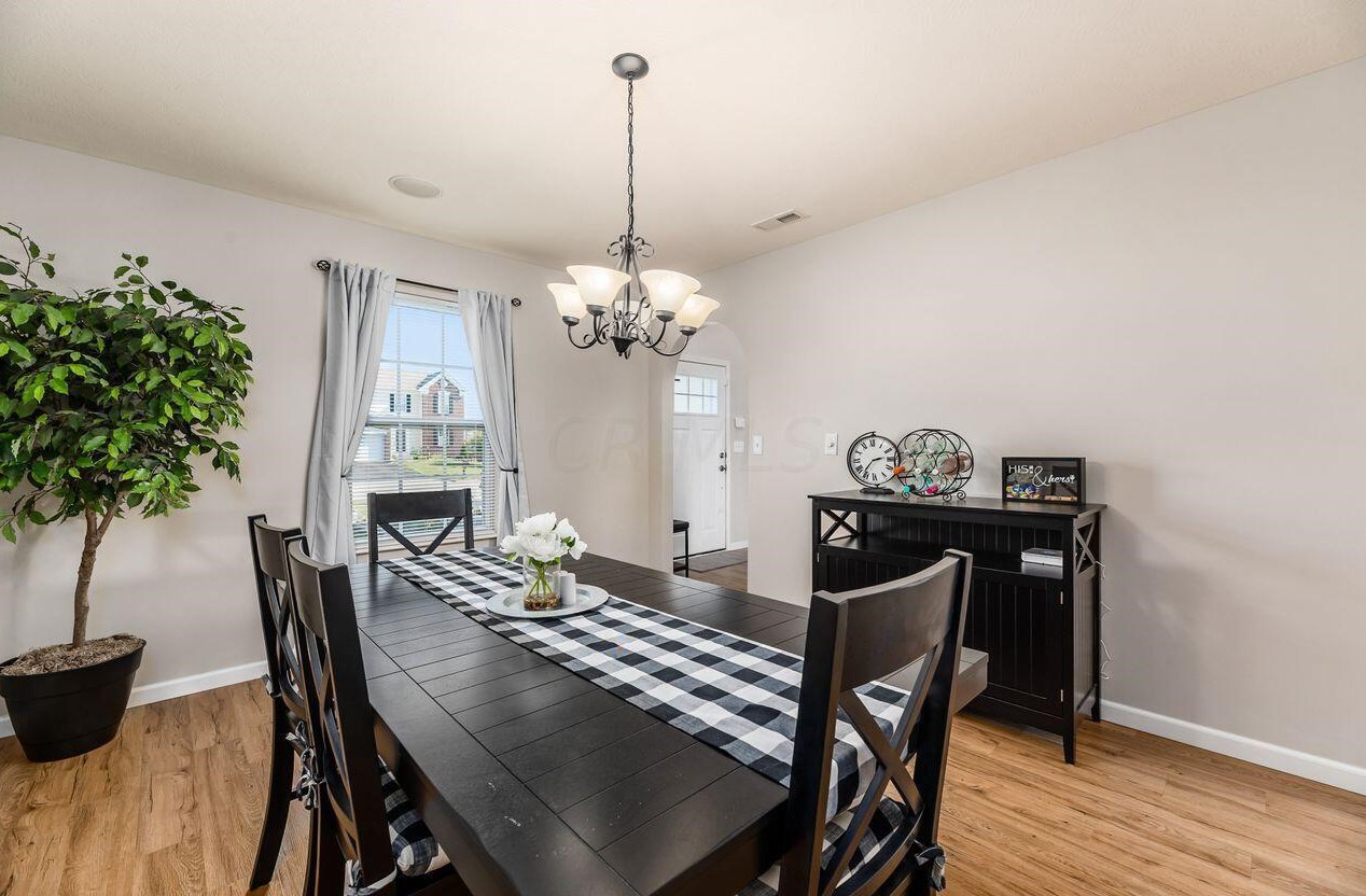 32 Hawthorne Dr, Ashville OH  43103-9374 exterior