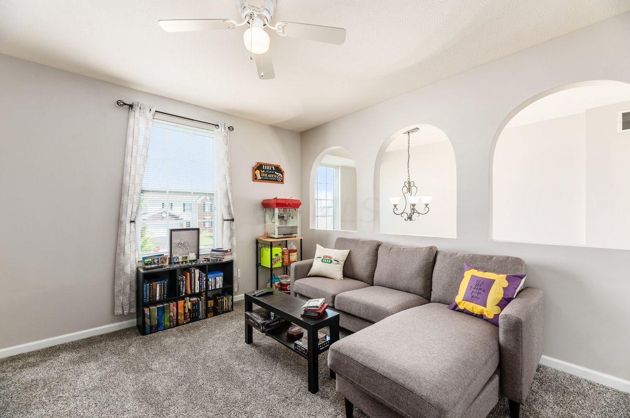 32 Hawthorne Dr, Ashville OH  43103-9374 exterior