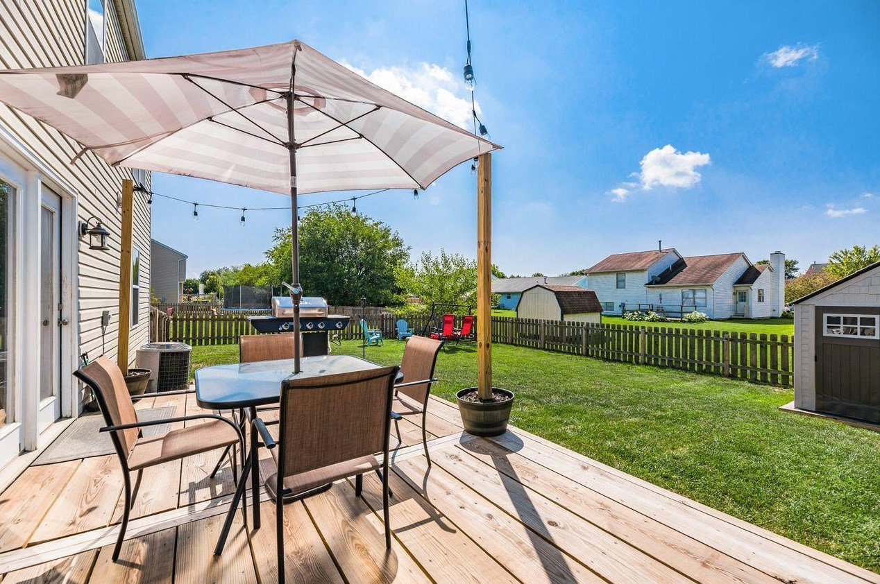 32 Hawthorne Dr, Ashville OH  43103-9374 exterior