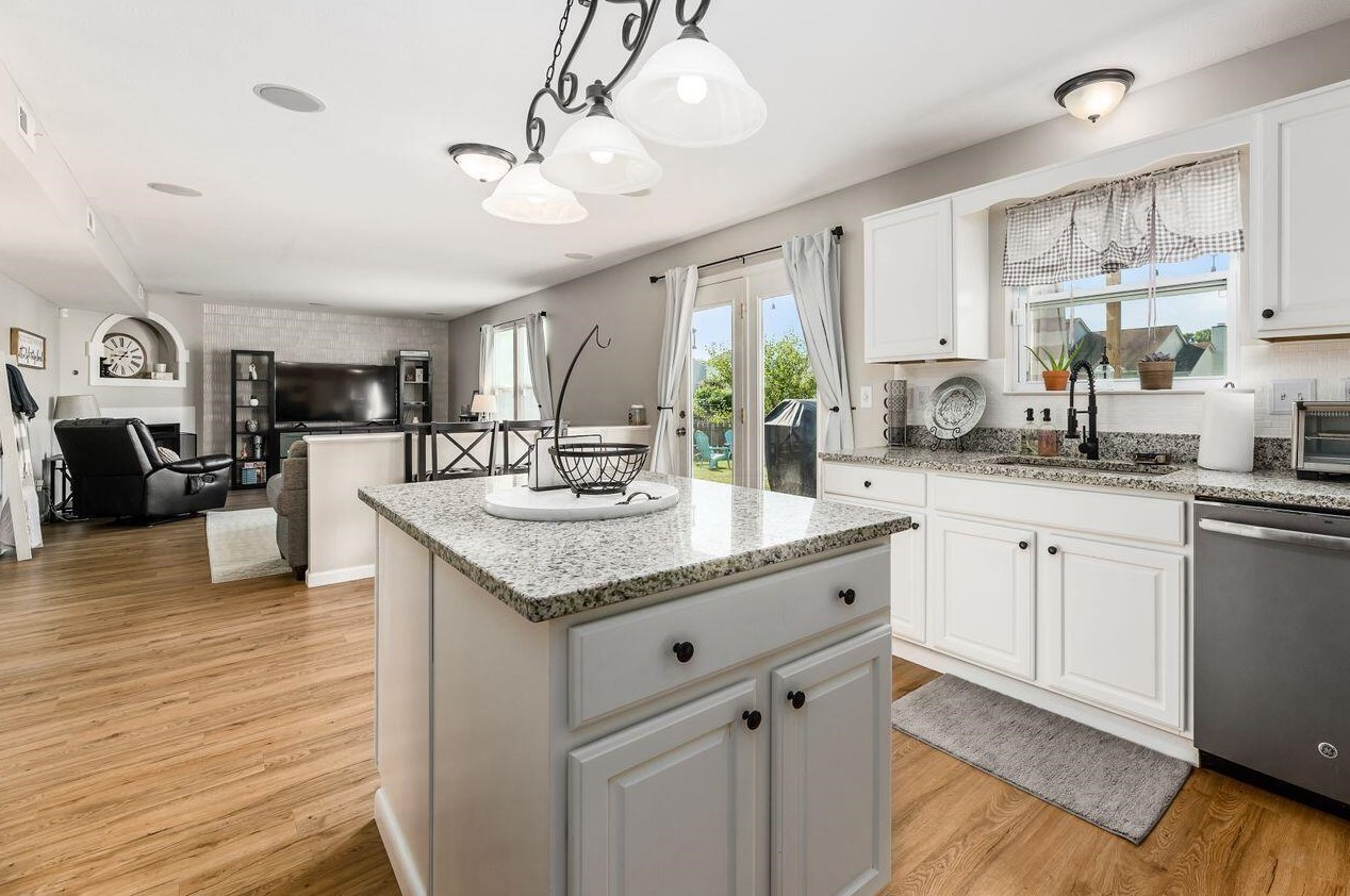 32 Hawthorne Dr, Ashville OH  43103-9374 exterior