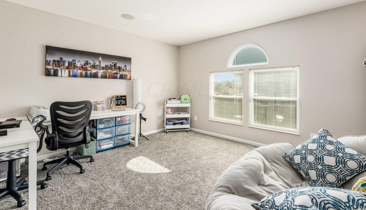 32 Hawthorne Dr, Ashville OH  43103-9374 exterior