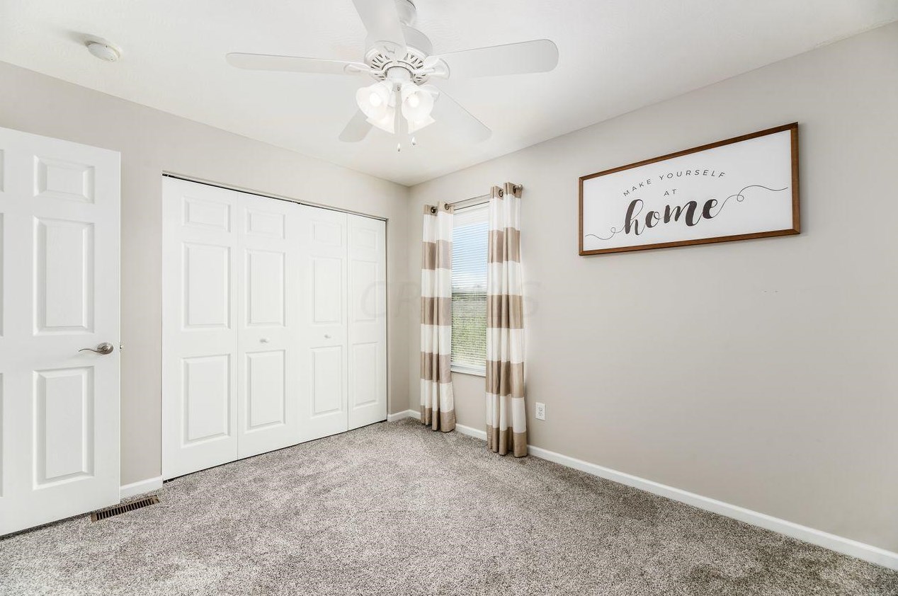 32 Hawthorne Dr, Ashville OH  43103-9374 exterior