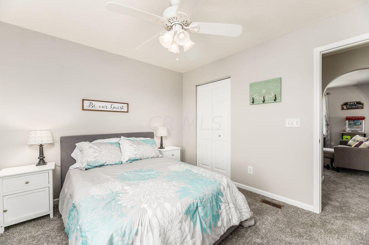 32 Hawthorne Dr, Ashville OH  43103-9374 exterior