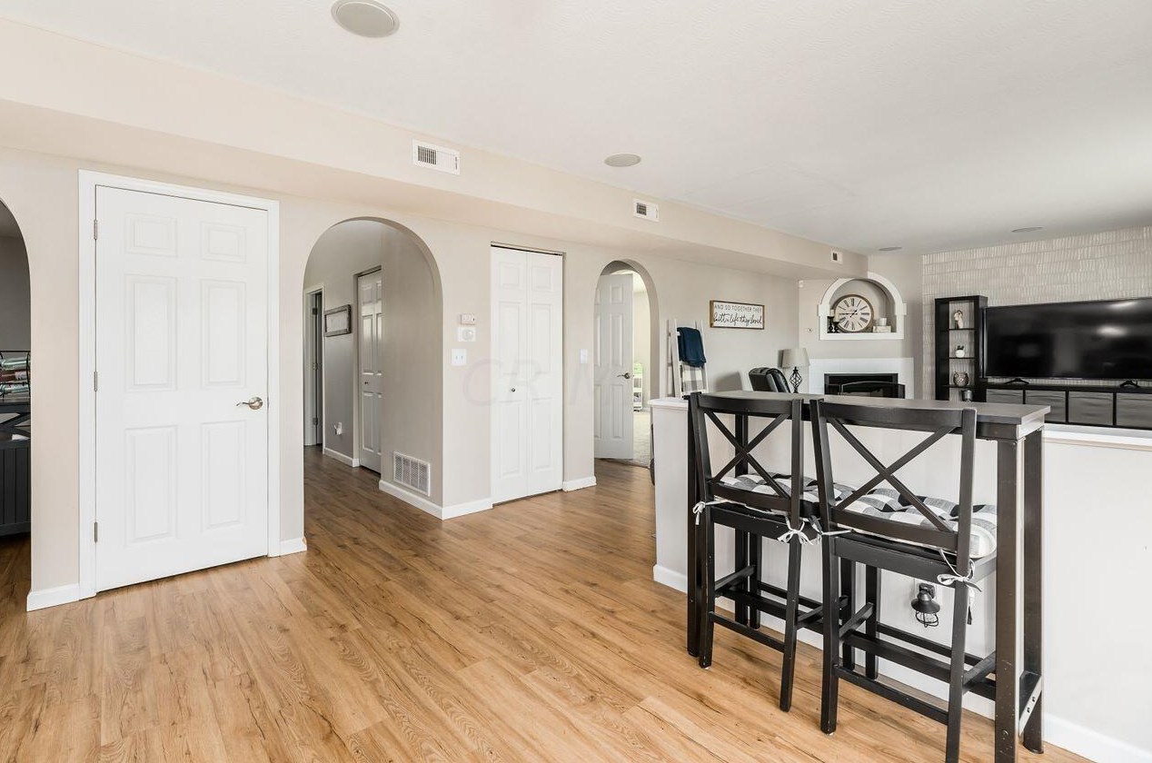 32 Hawthorne Dr, Ashville OH  43103-9374 exterior