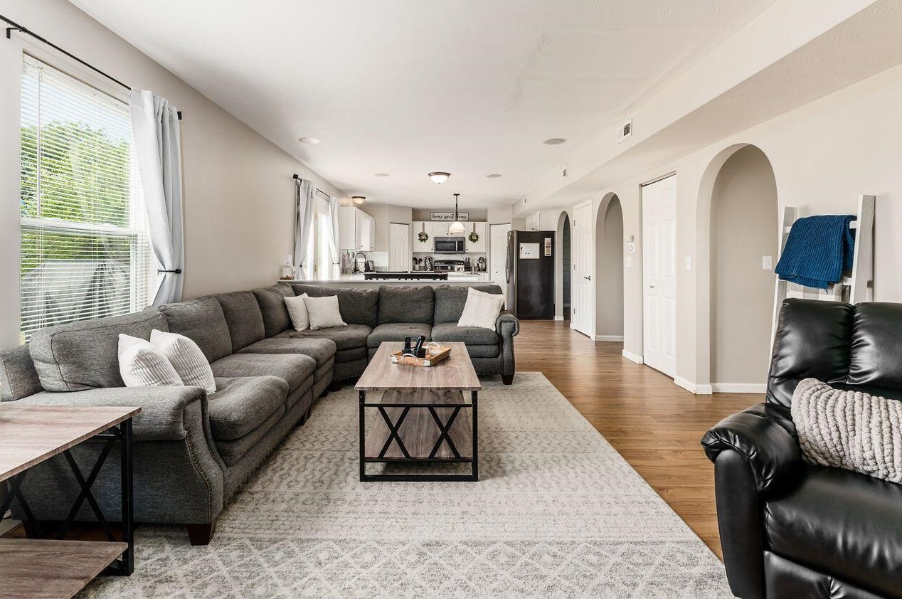 32 Hawthorne Dr, Ashville OH  43103-9374 exterior