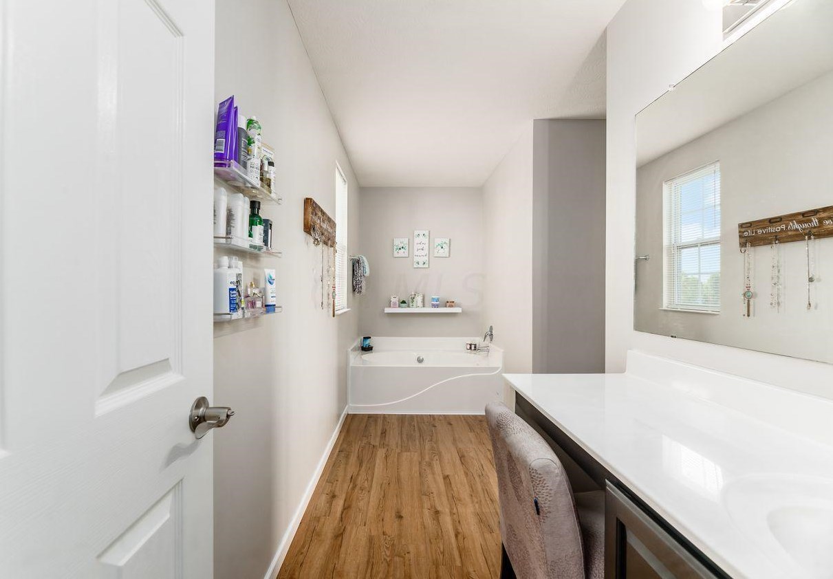 32 Hawthorne Dr, Ashville OH  43103-9374 exterior