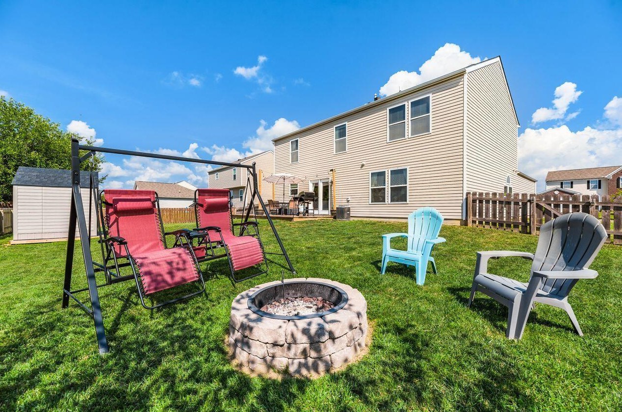 32 Hawthorne Dr, Ashville OH  43103-9374 exterior