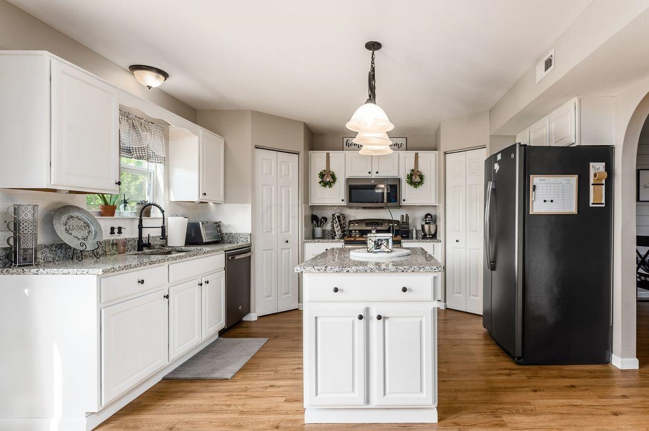 32 Hawthorne Dr, Ashville OH  43103-9374 exterior