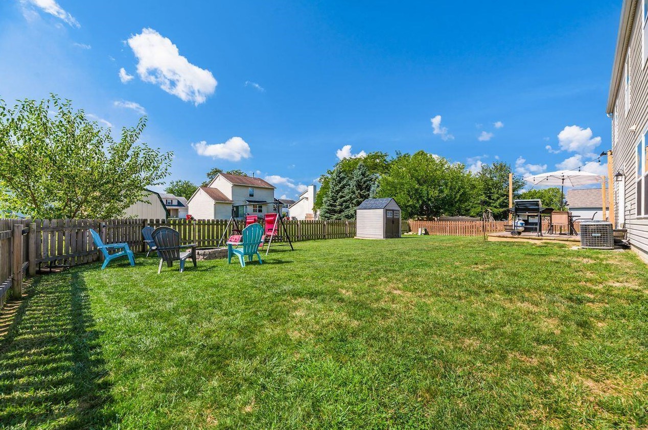 32 Hawthorne Dr, Ashville OH  43103-9374 exterior