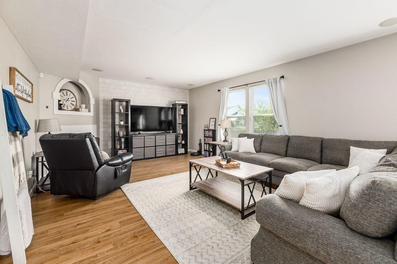 32 Hawthorne Dr, Ashville OH  43103-9374 exterior