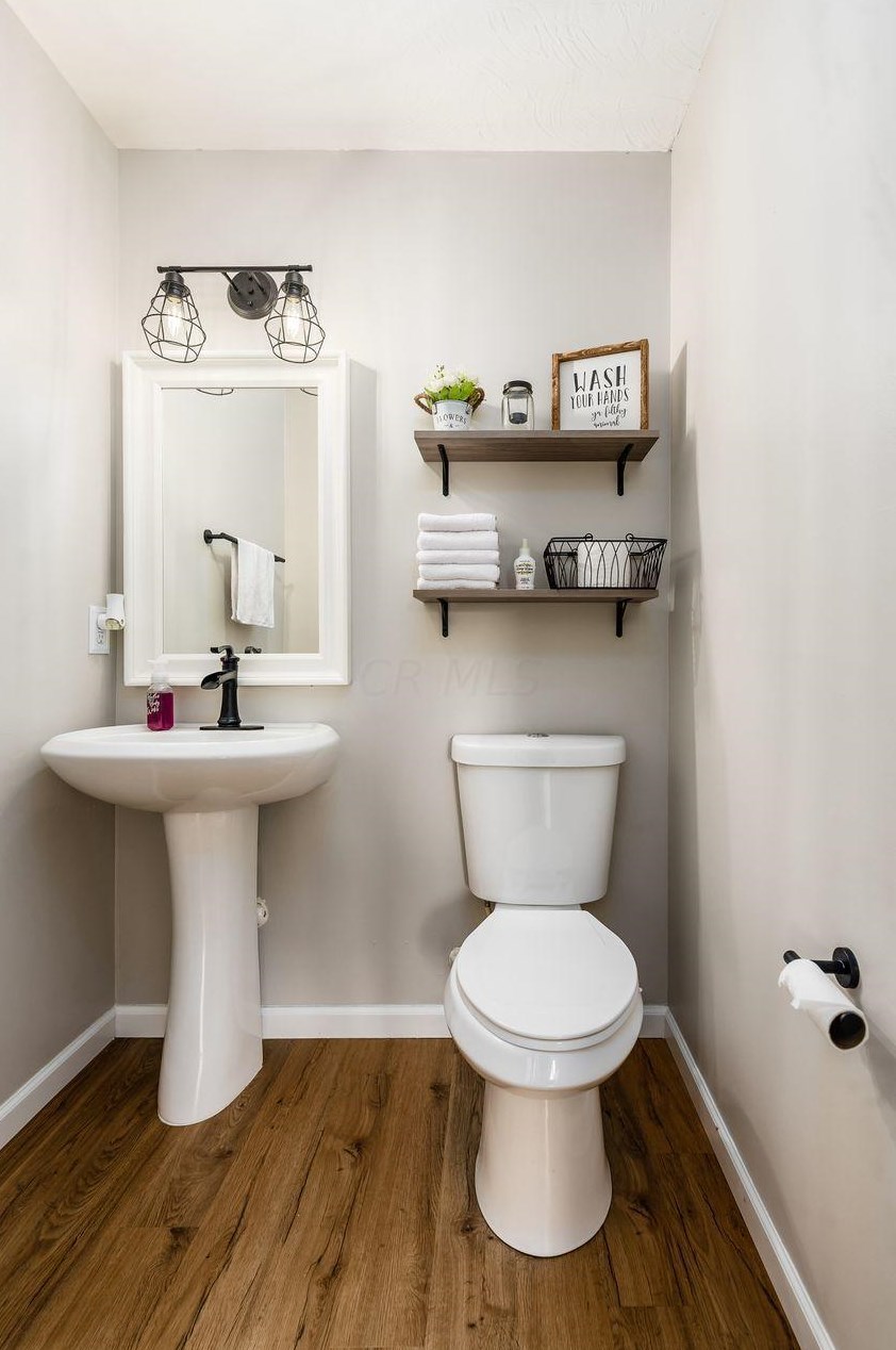 32 Hawthorne Dr, Ashville OH  43103-9374 exterior